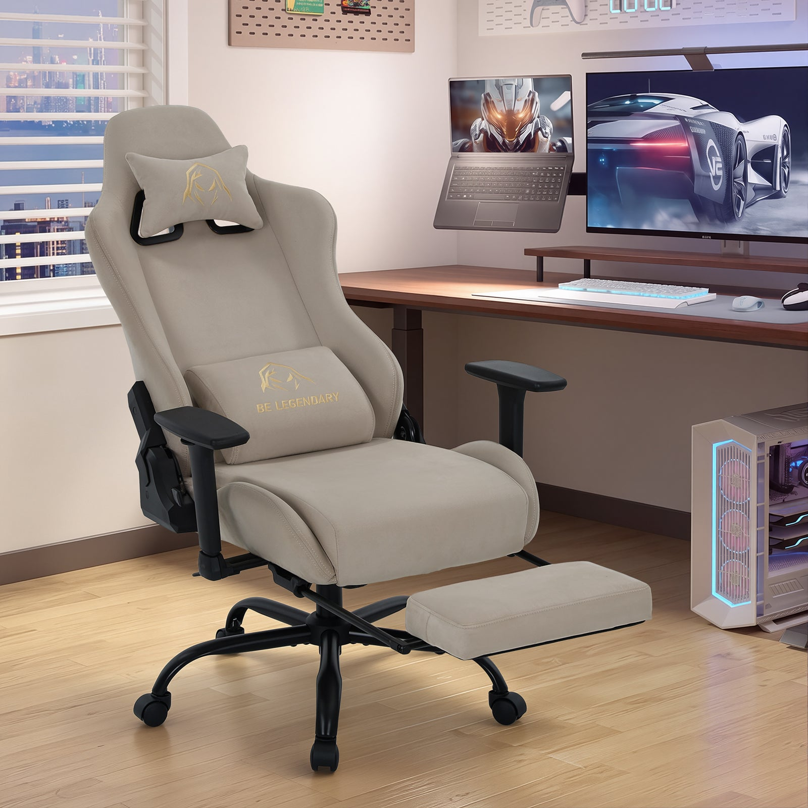 Ein beiger Gaming-Stuhl mit Fußstütze steht vor einem Schreibtisch mit Monitoren.