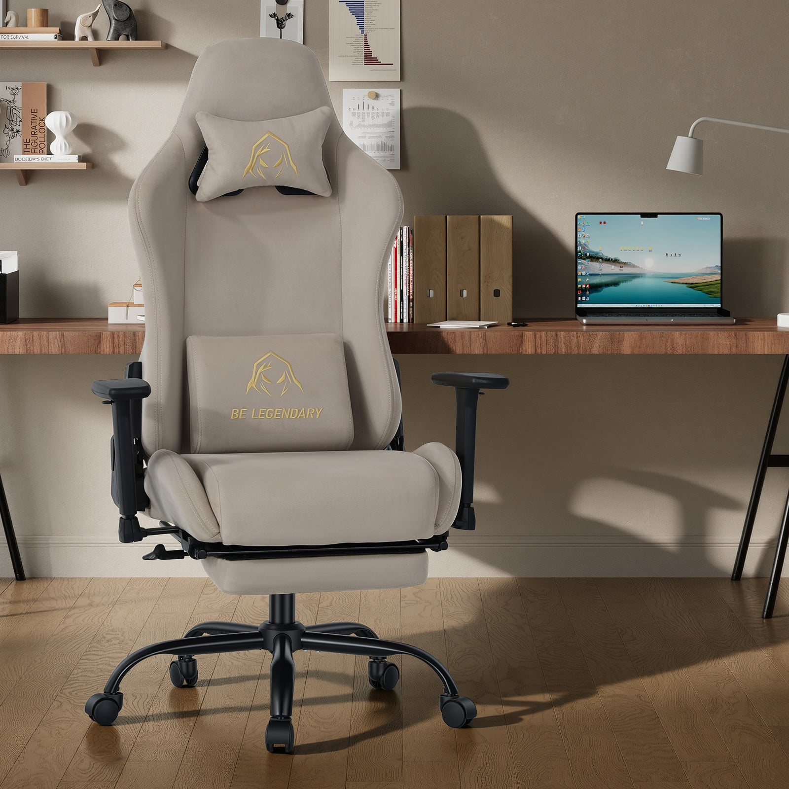 Ein Beigefarbener Gaming-Stuhl mit Kopf- und Lendenkissen steht vor einem Schreibtisch mit Laptop.