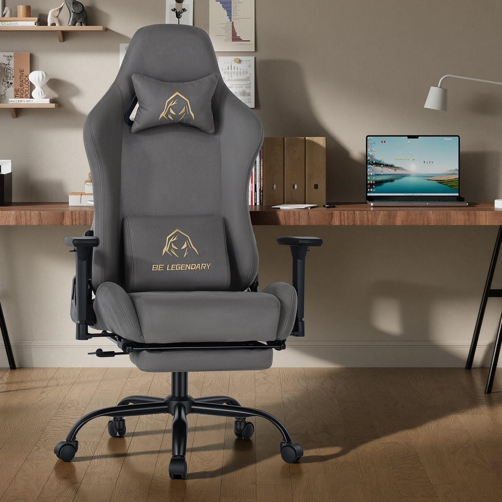 Grauer Gaming-Stuhl mit goldenen Logos vor einem Schreibtisch mit Laptop.