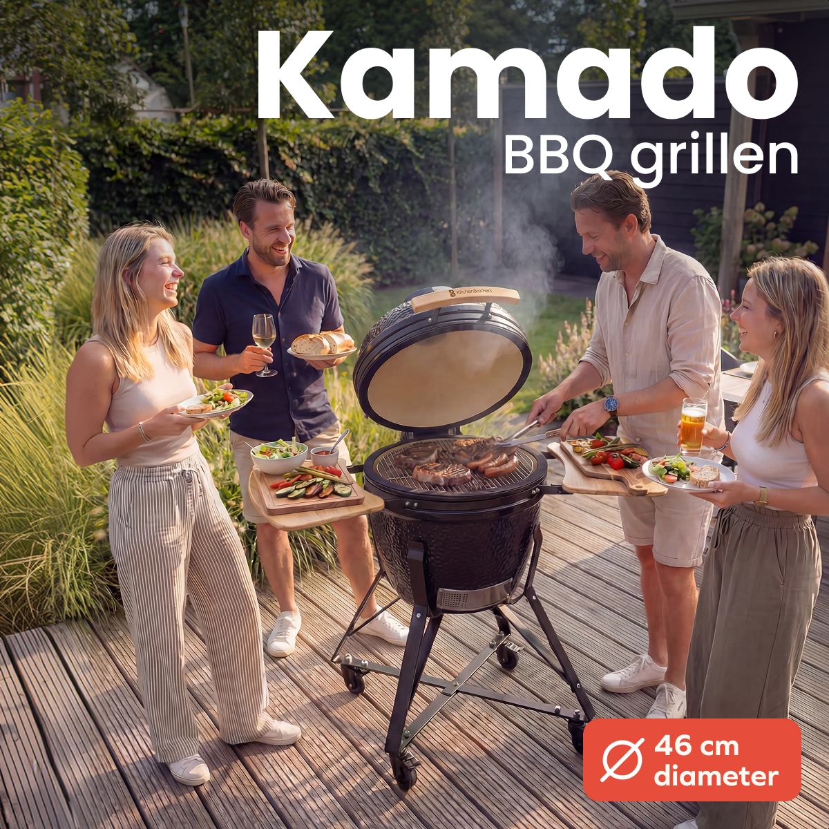 Vier Personen lächeln und grillen auf einer Holzterrasse mit einem schwarzen Kamado-Grill.