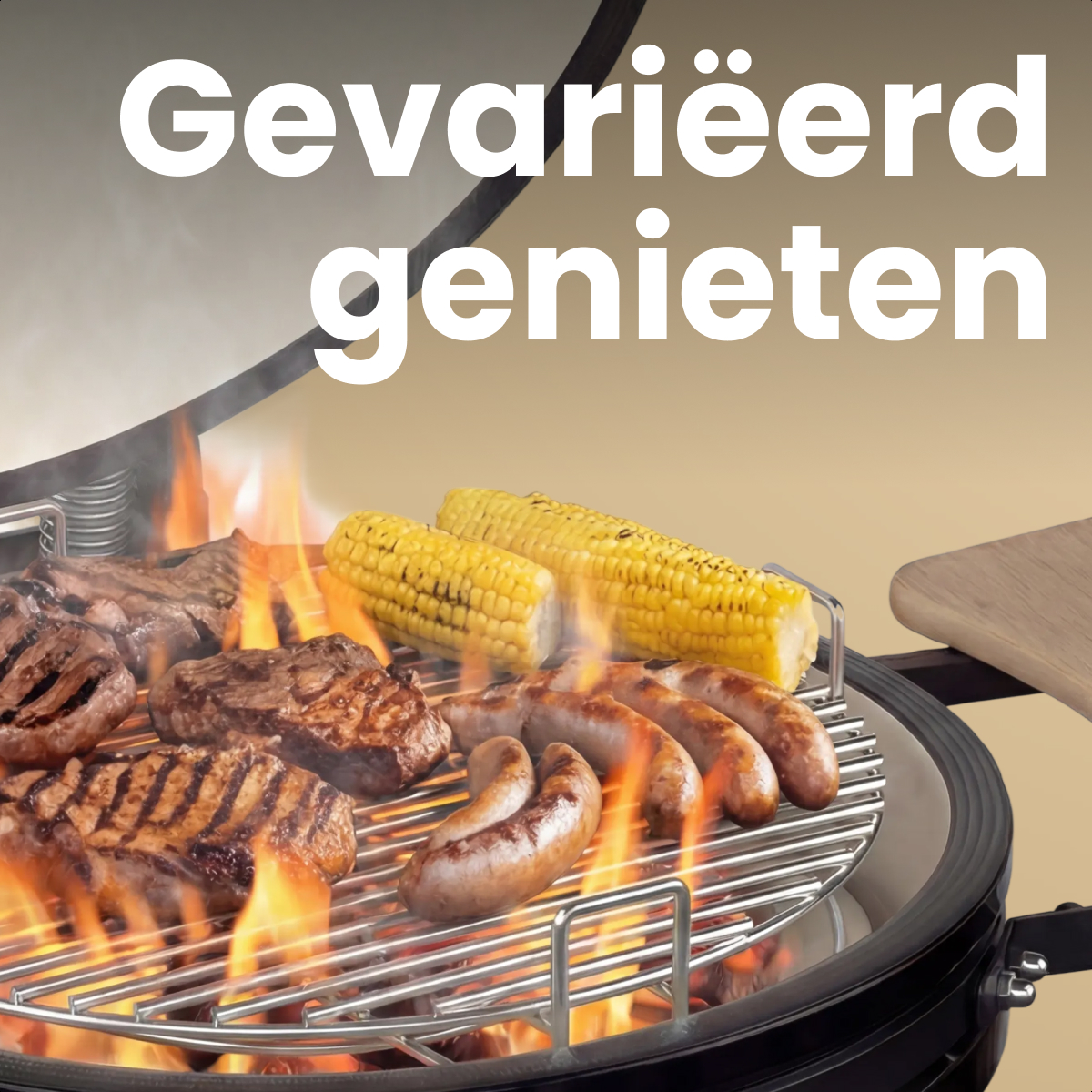Grill mit Steaks, Würstchen und Maiskolben über offenem Feuer.