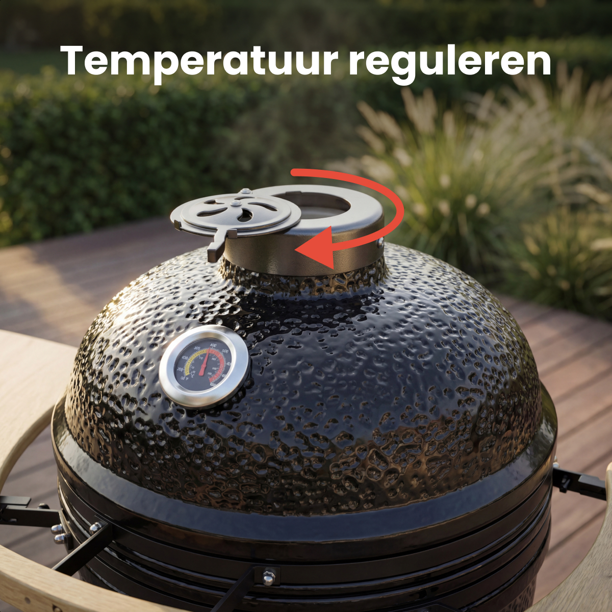 Schwarzer Keramikgrill mit integriertem Thermometer und offenem Deckel oben.