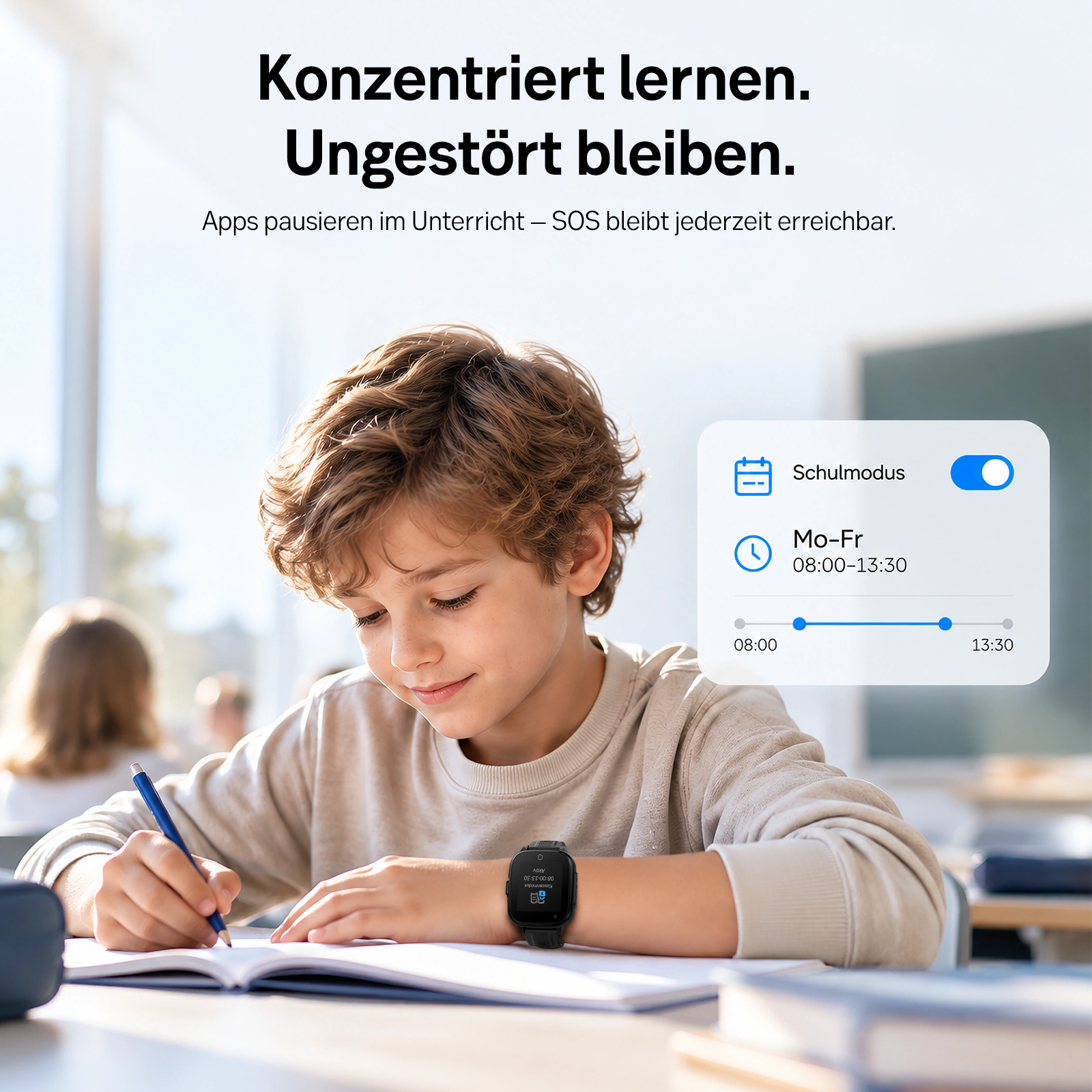 Ein Junge schreibt in ein Heft, während er eine Smartwatch mit Schulmodus trägt, im Hintergrund ein Klassenzimmer.