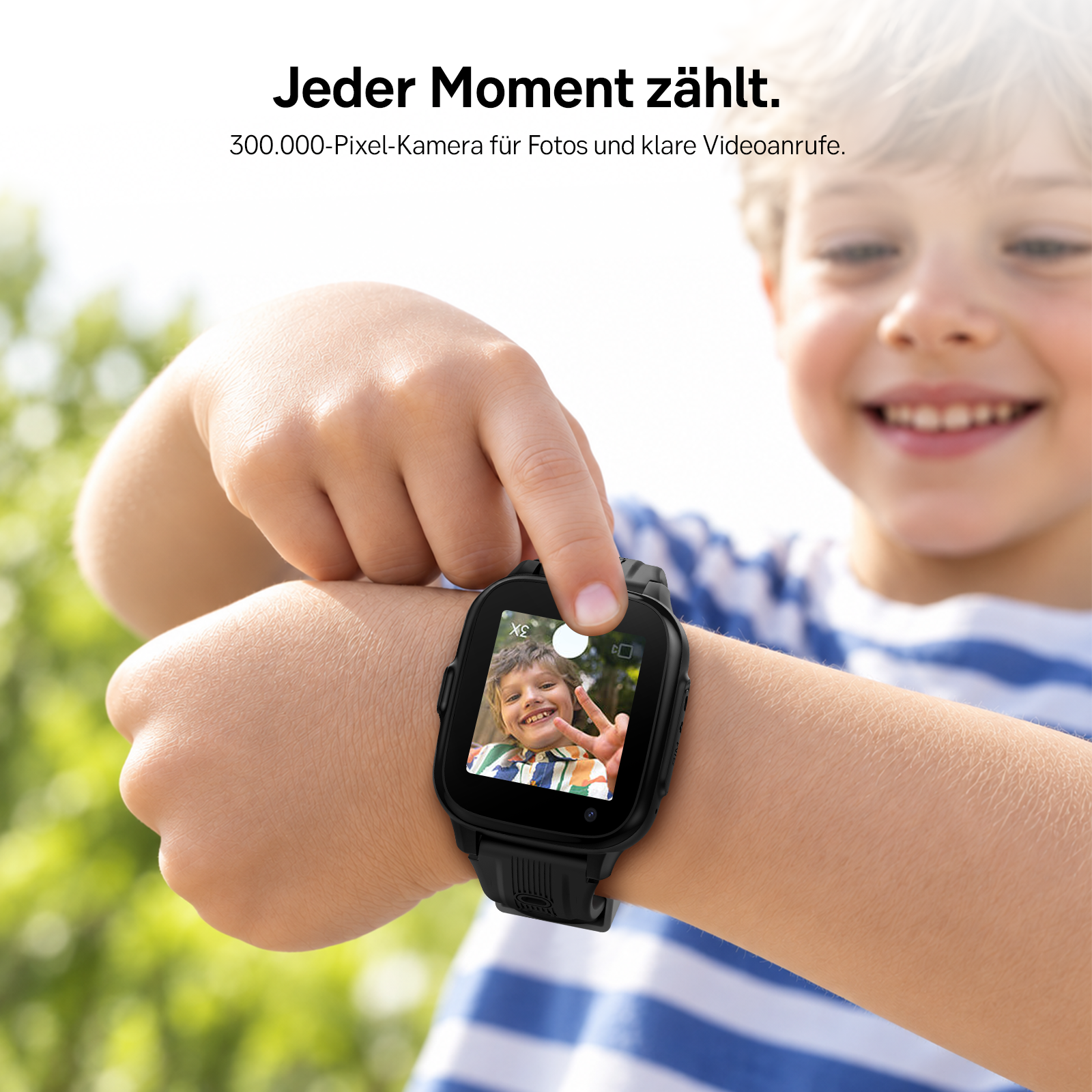 Ein Junge in einem blau-weiß gestreiften T-Shirt trägt eine schwarze Smartwatch am Handgelenk.