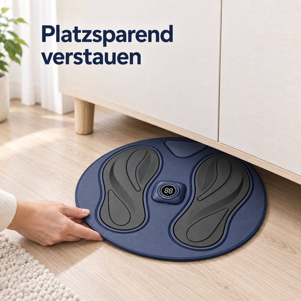 Eine dunkelblaue Fußmassagematte wird unter einem weißen Holzschrank auf hellem Holzboden verstaut.