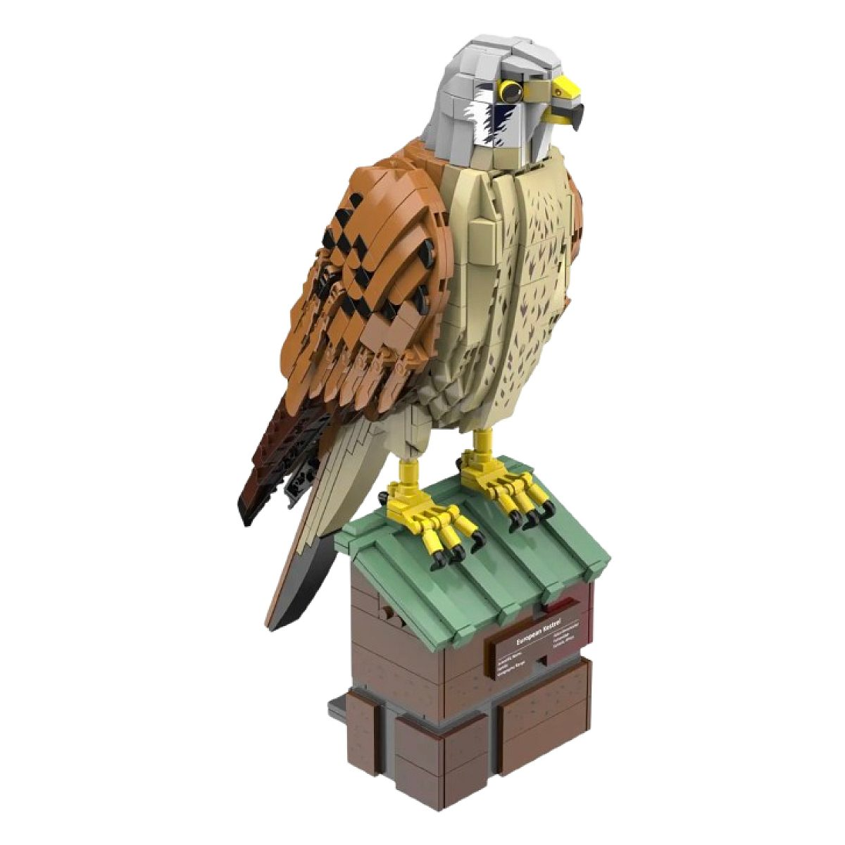Ein Lego-Modell eines Turmfalken, der auf einem Nistkasten auf weißem Hintergrund sitzt.