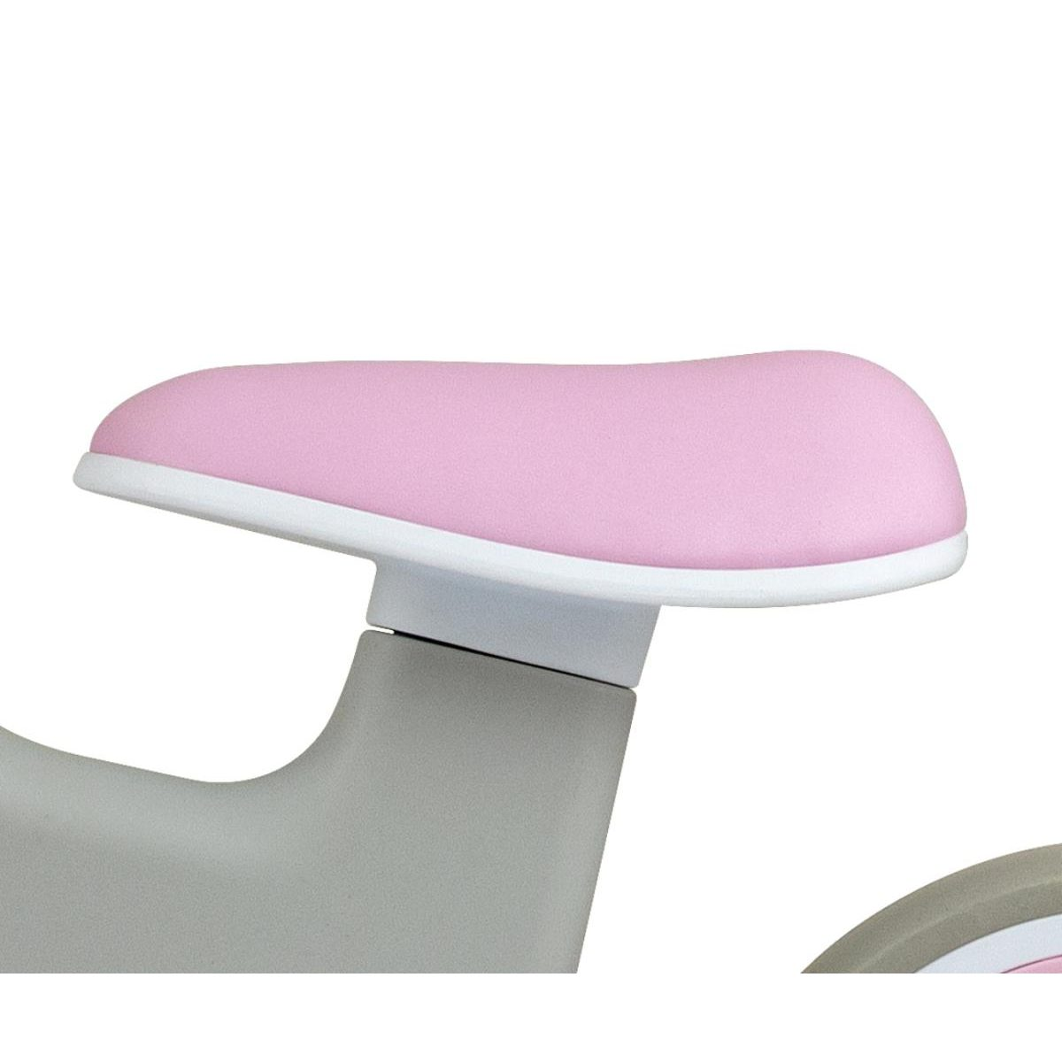 Rosa-weißer Fahrradsattel auf einem grauen Rahmen vor weißem Hintergrund.