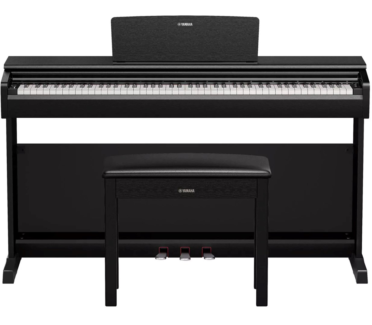 Czarne cyfrowe pianino Yamaha z ławką i trzema pedałami na białym tle.
