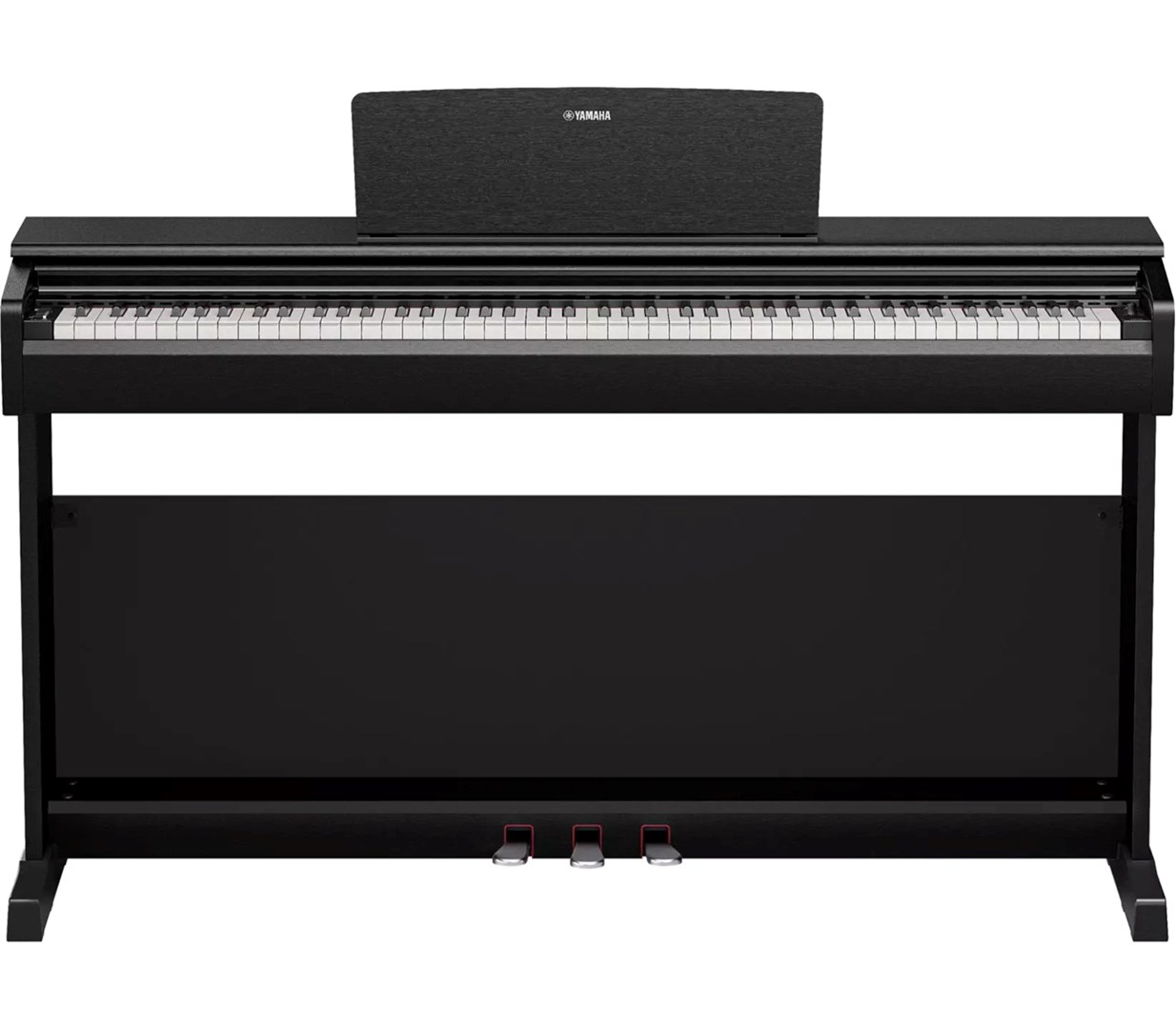 Czarne pianino cyfrowe Yamaha ze stojakiem i trzema pedałami na białym tle.