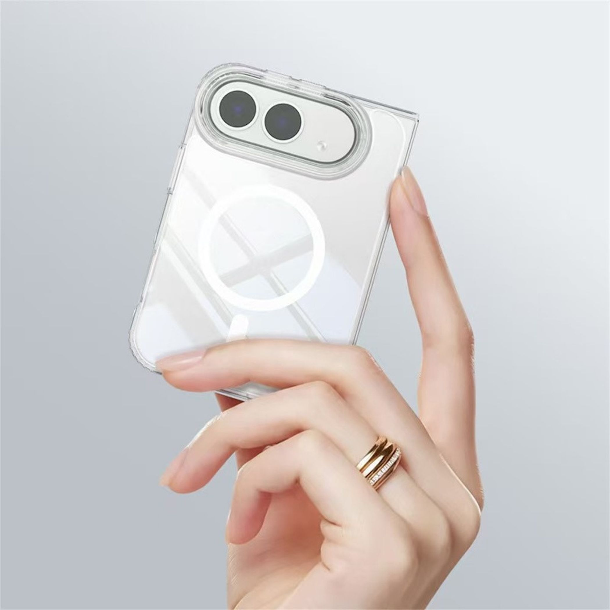 Eine Hand hält eine transparente Handyhülle mit Ring auf einer weißen Hintergrund.