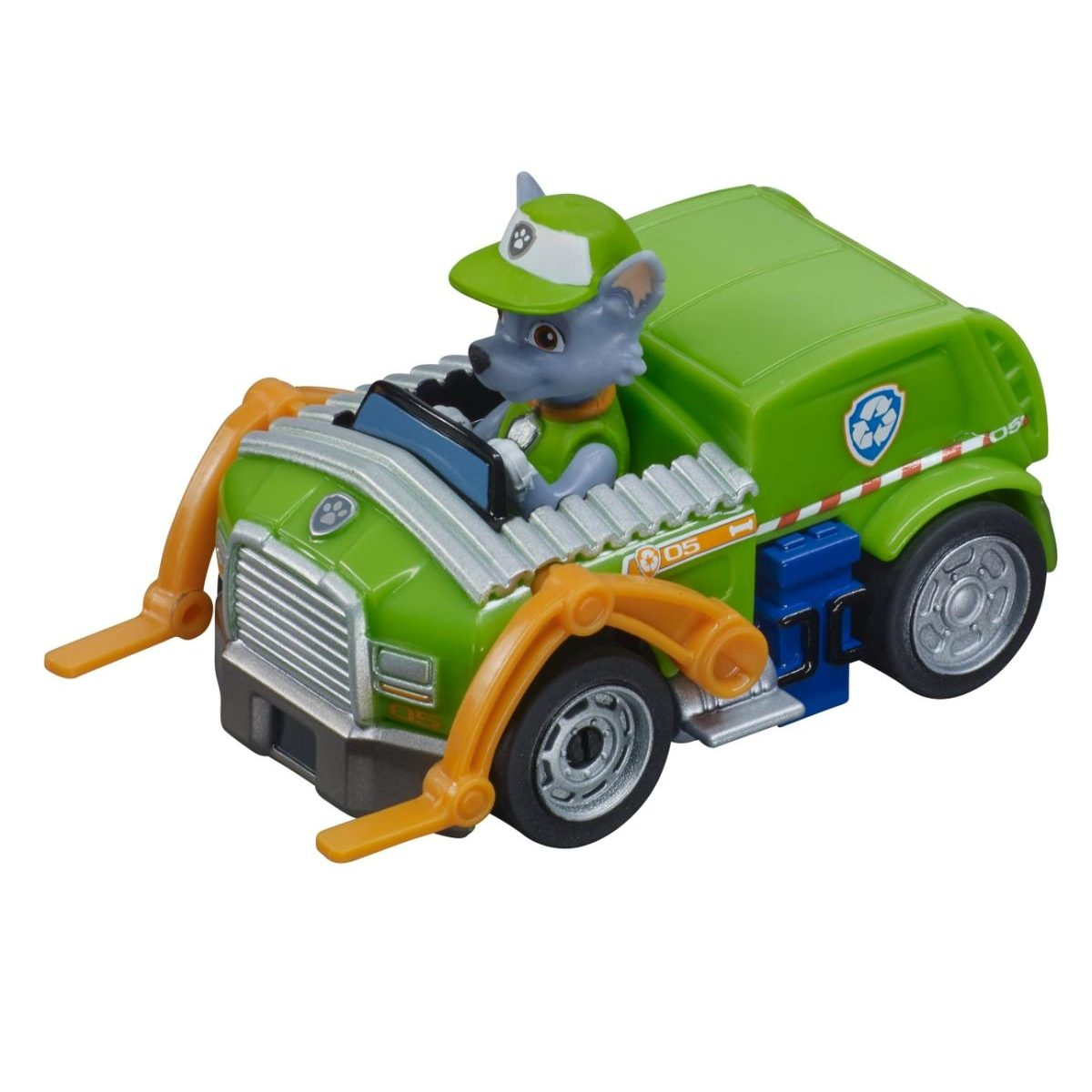 Ein grauer Wolf mit grünem Hut sitzt in einem grünen Recycling-Spielzeugauto mit orangefarbenen Armen auf weißem Grund.