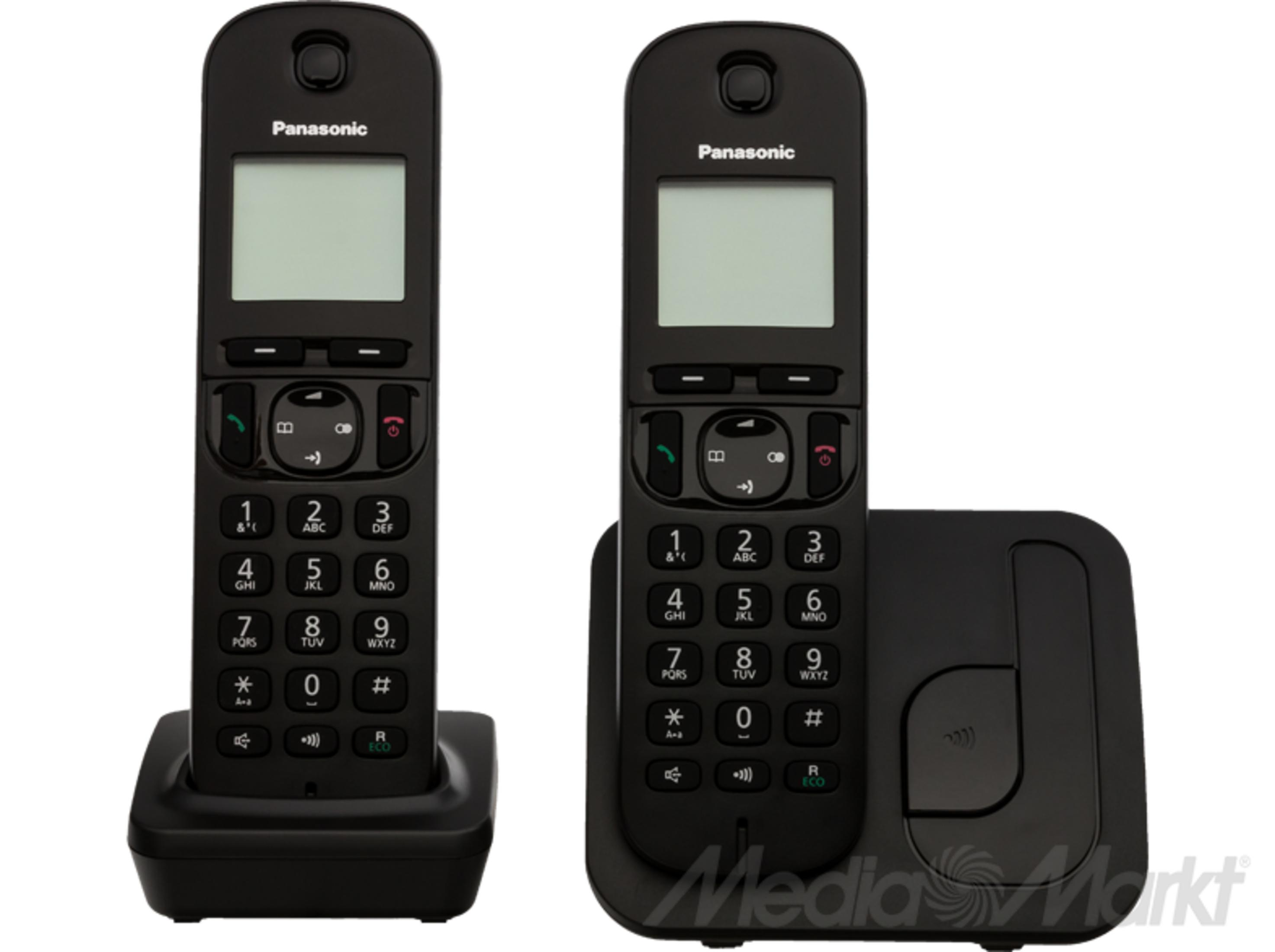 Dwa czarne telefony bezprzewodowe Panasonic na stacjach dokujących na białym tle.