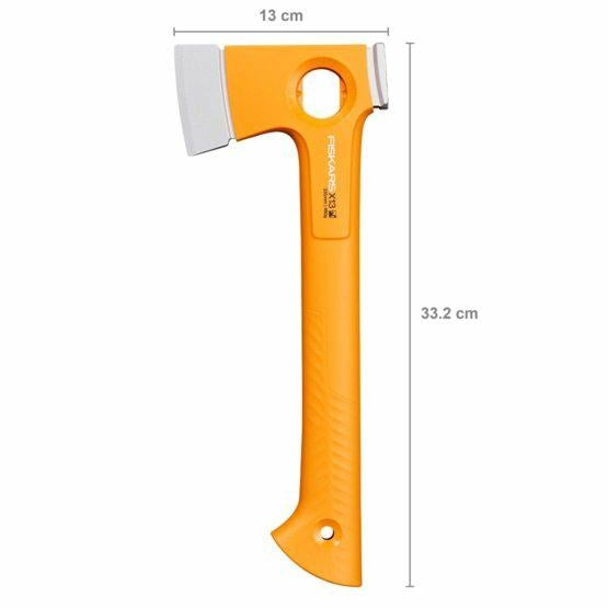 Pomarańczowy toporek Fiskars X13 o wymiarach 13 cm szerokości i 33,2 cm długości.
