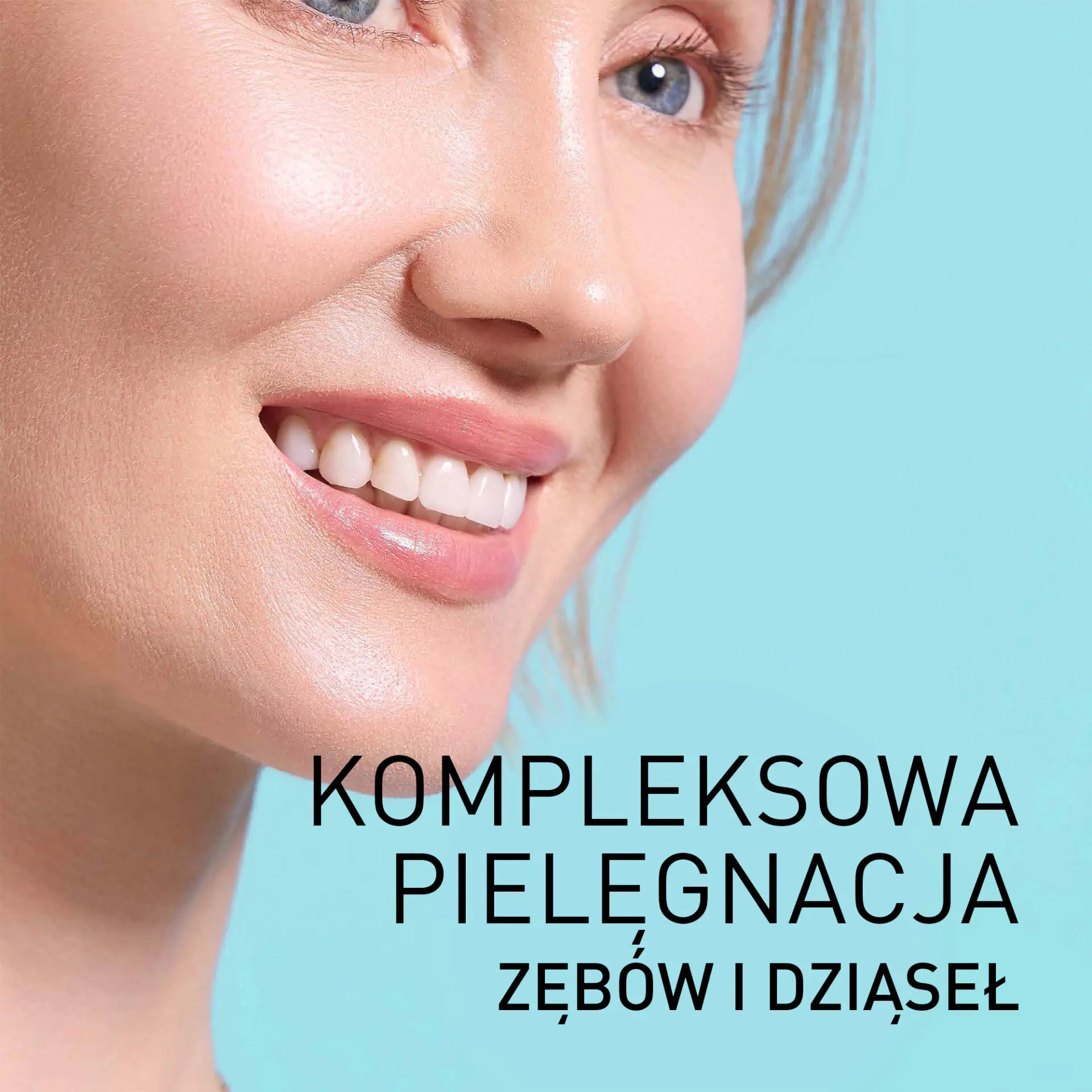 Zbliżenie uśmiechniętej kobiety z zdrowymi białymi zębami na niebieskim tle.