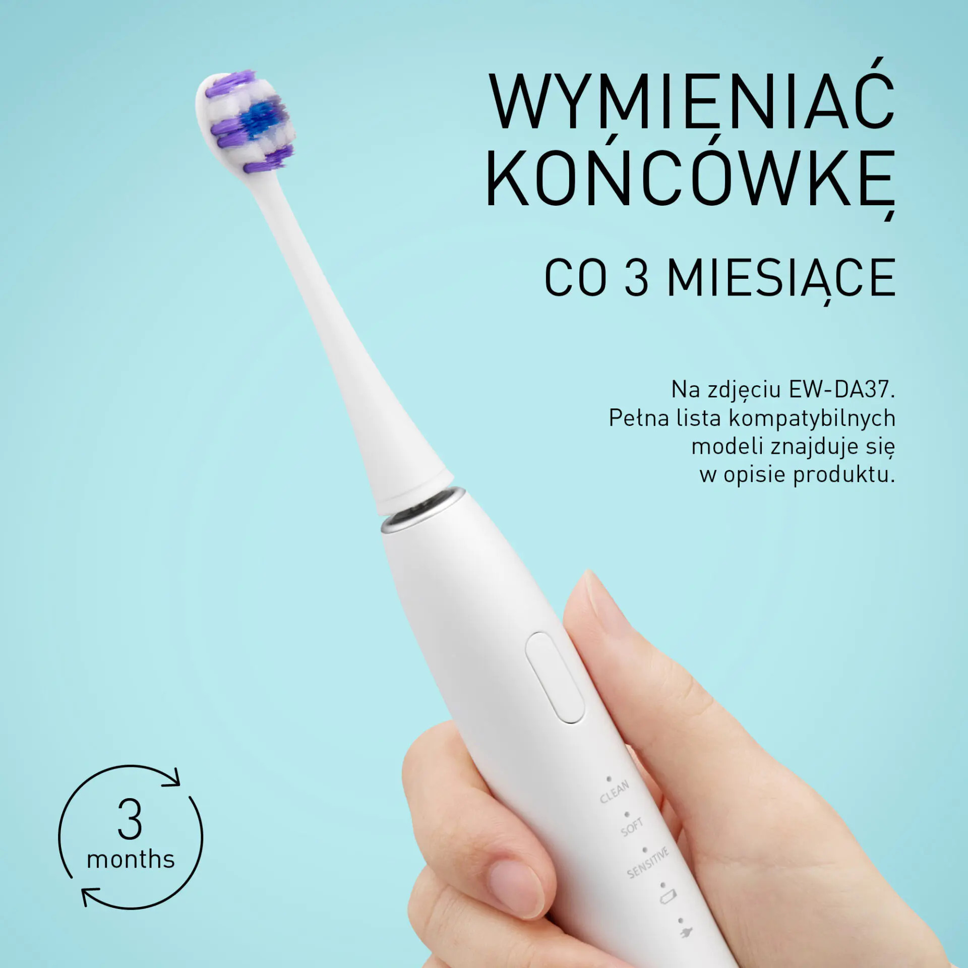 Dłoń trzyma białą szczoteczkę elektryczną na jasnoniebieskim tle z polskim tekstem.