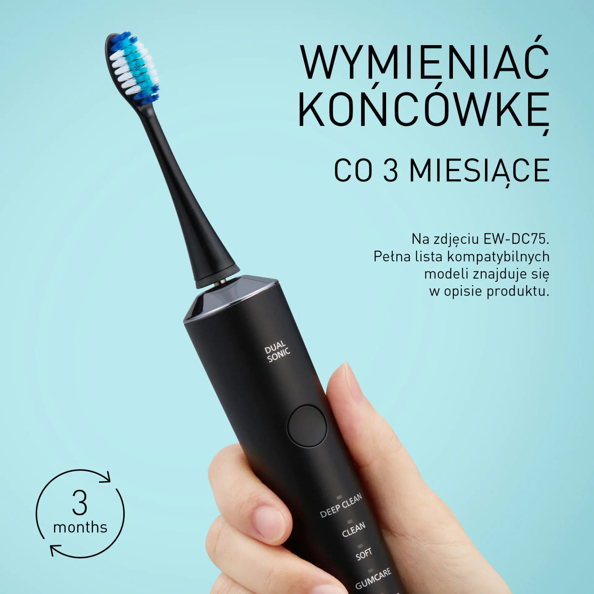 Ręka trzymająca czarną szczoteczkę soniczną na niebieskim tle z polskim tekstem.