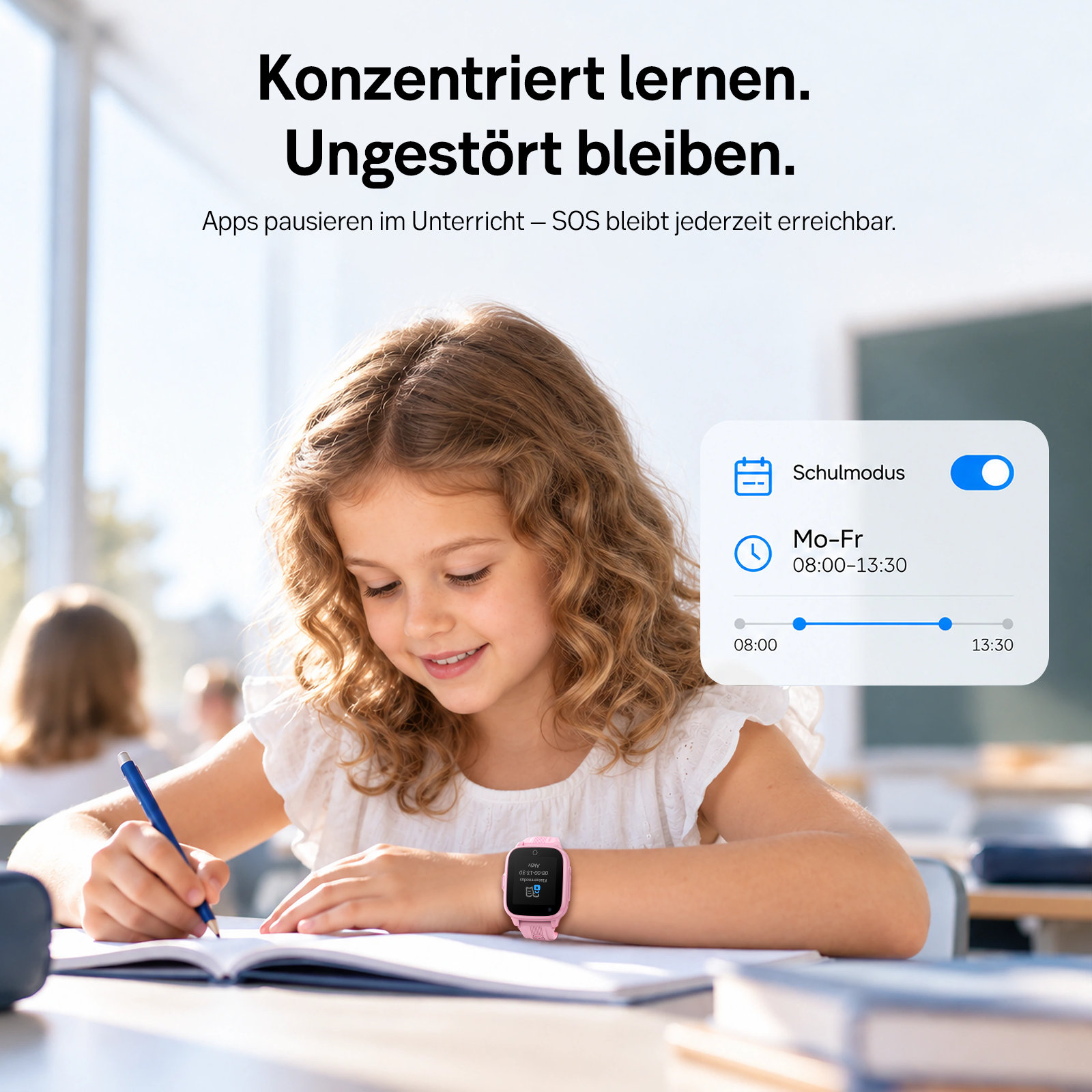 Ein Mädchen mit pinker Smartwatch schreibt in einem Heft im Klassenzimmer, daneben ein Schulmodus-UI-Element.