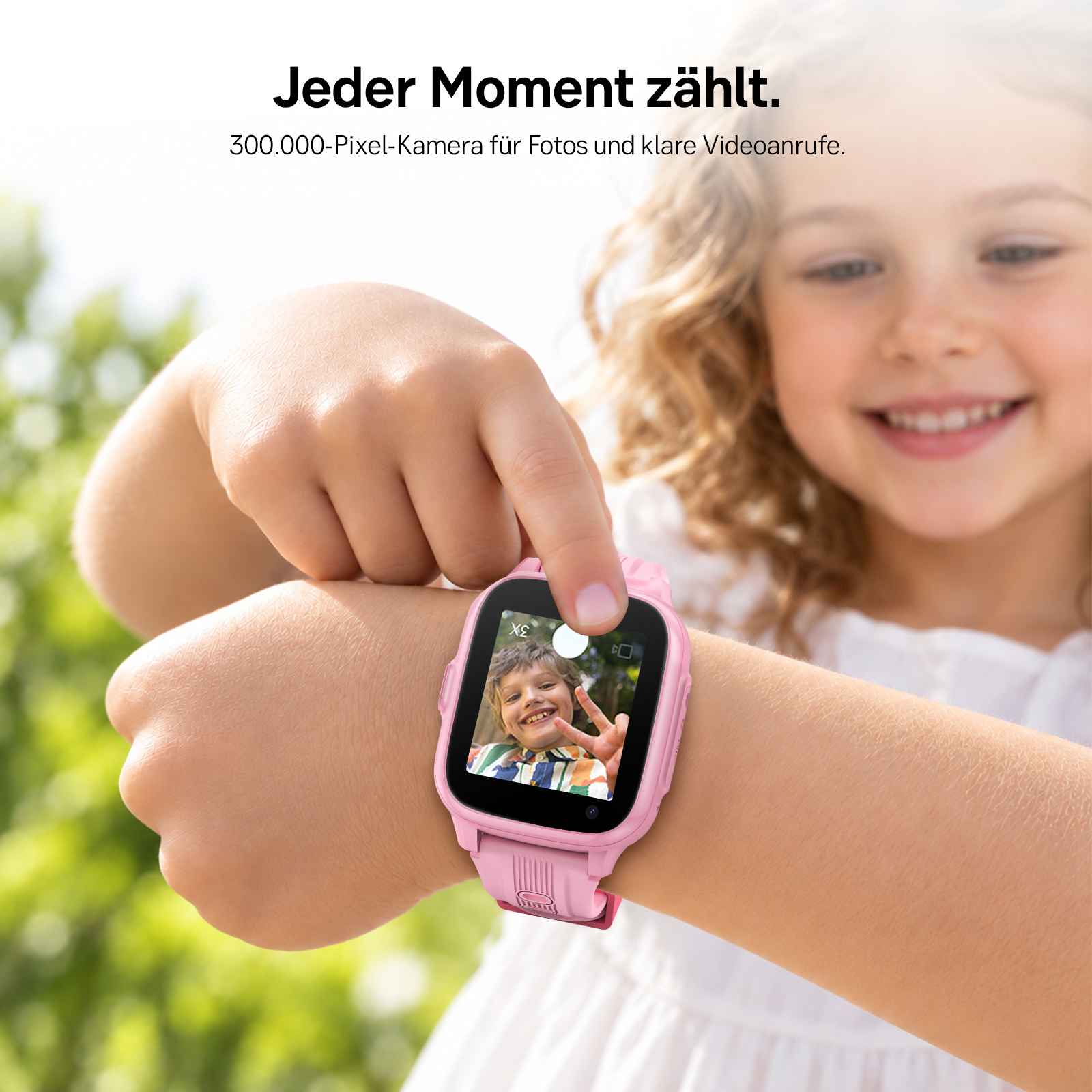 Ein junges Mädchen lächelt und bedient eine rosa Smartwatch mit dem Foto eines Kindes.