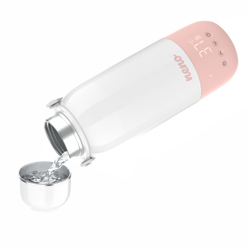 Eine weiße und rosa Thermoskanne gießt Wasser in einen kleinen Becher auf weißem Hintergrund.