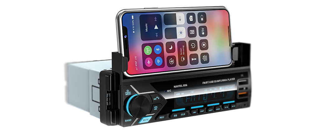 Radio samochodowe z wbudowanym uchwytem na smartfona, trzymające iPhone'a z interfejsem aplikacji muzycznej.