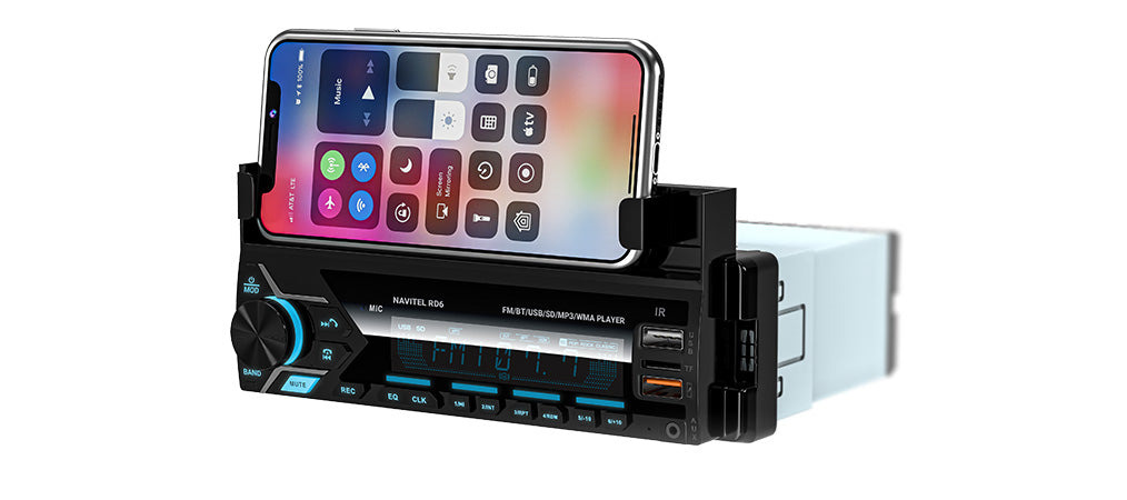 Radio samochodowe z wbudowanym uchwytem na smartfon z iPhone'em.