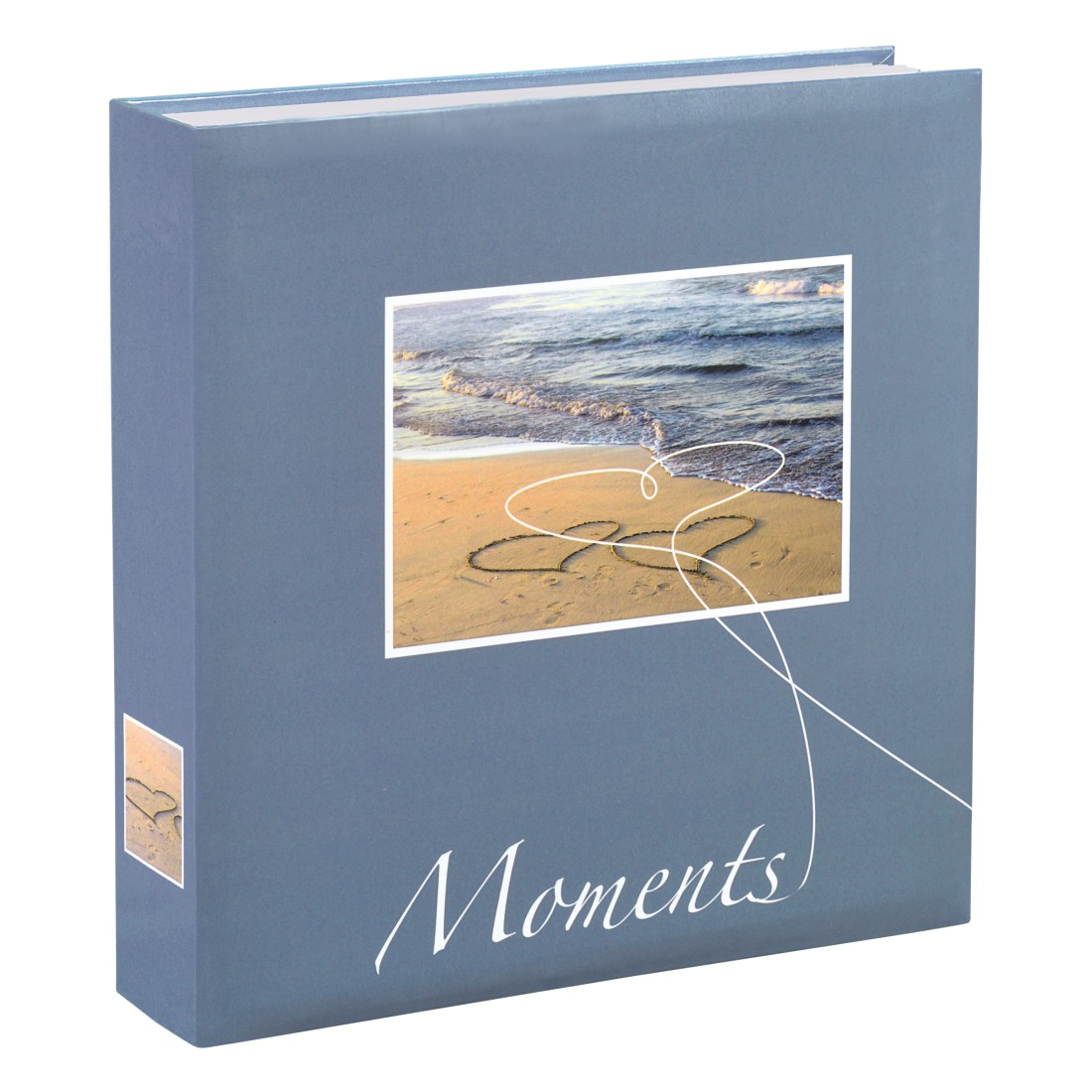 Ein blauer Fotoalbum mit der Aufschrift Moments und einem Bild von Herzen im Sand am Strand.