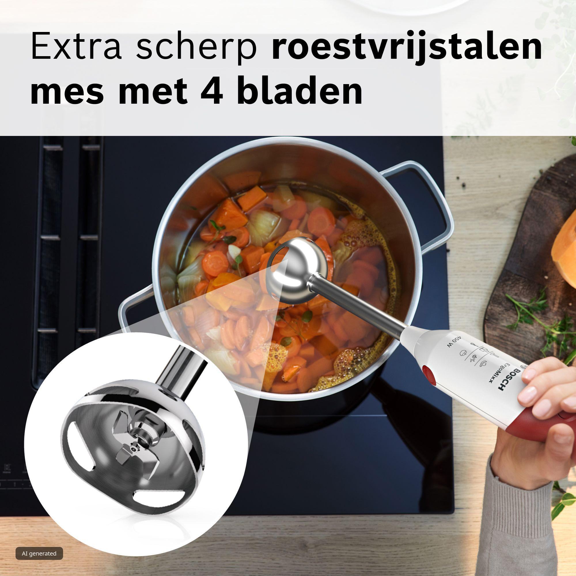 Un mixeur plongeant réduit la soupe en purée dans une casserole avec les quatre lames en gros plan.