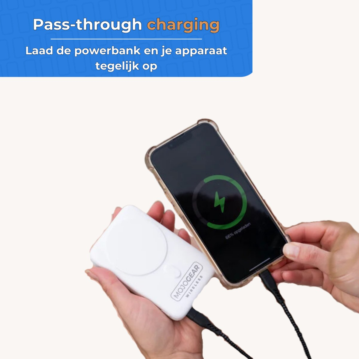 Mains tenant une batterie externe blanche et un smartphone en train de charger.