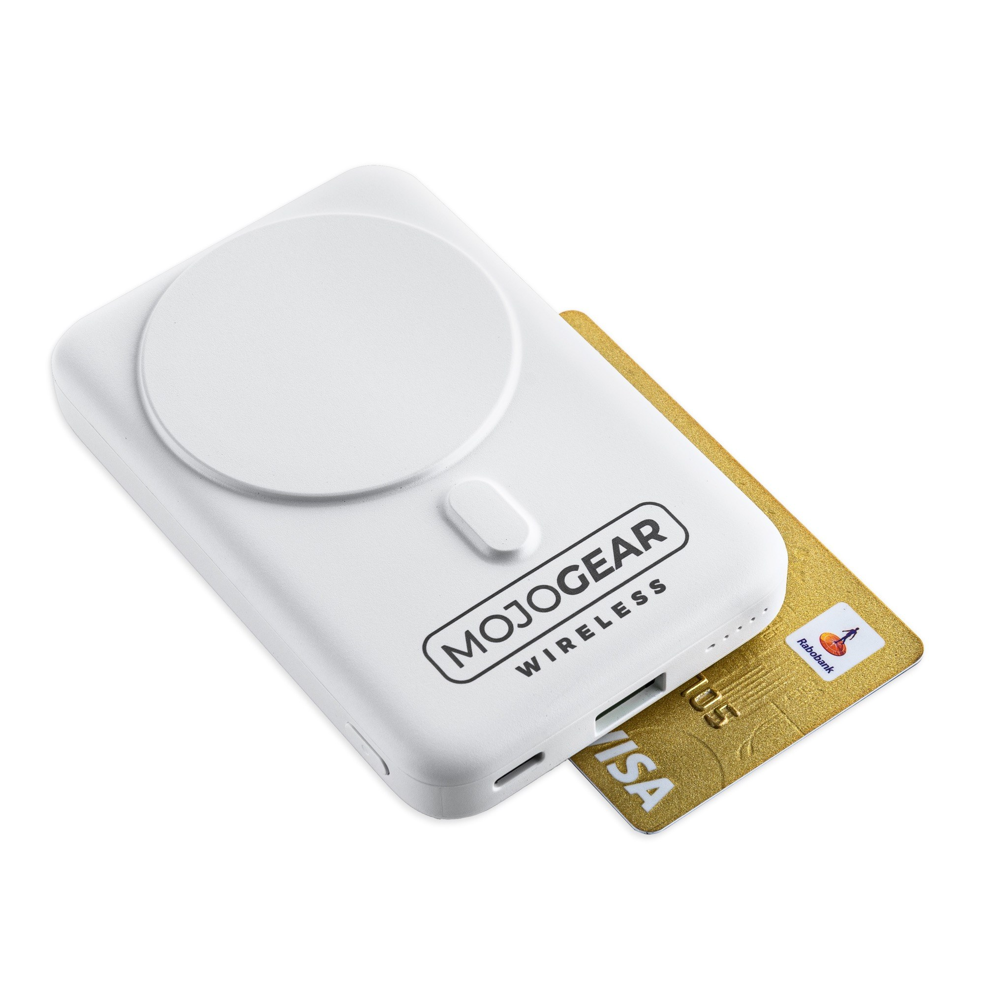 Une batterie externe sans fil MojoGear blanche posée sur une carte de crédit Visa dorée sur fond blanc.