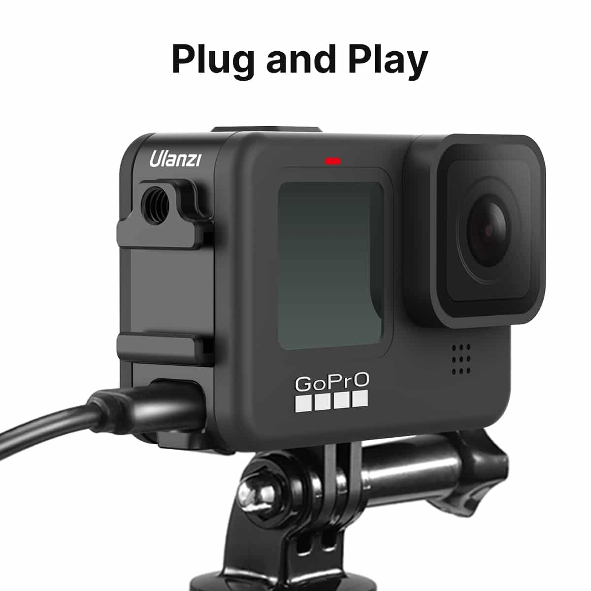 Schwarze GoPro-Kamera mit Ulanzi-Logo auf Stativ, mit angeschlossenem USB-Kabel und Text Plug and Play oben.