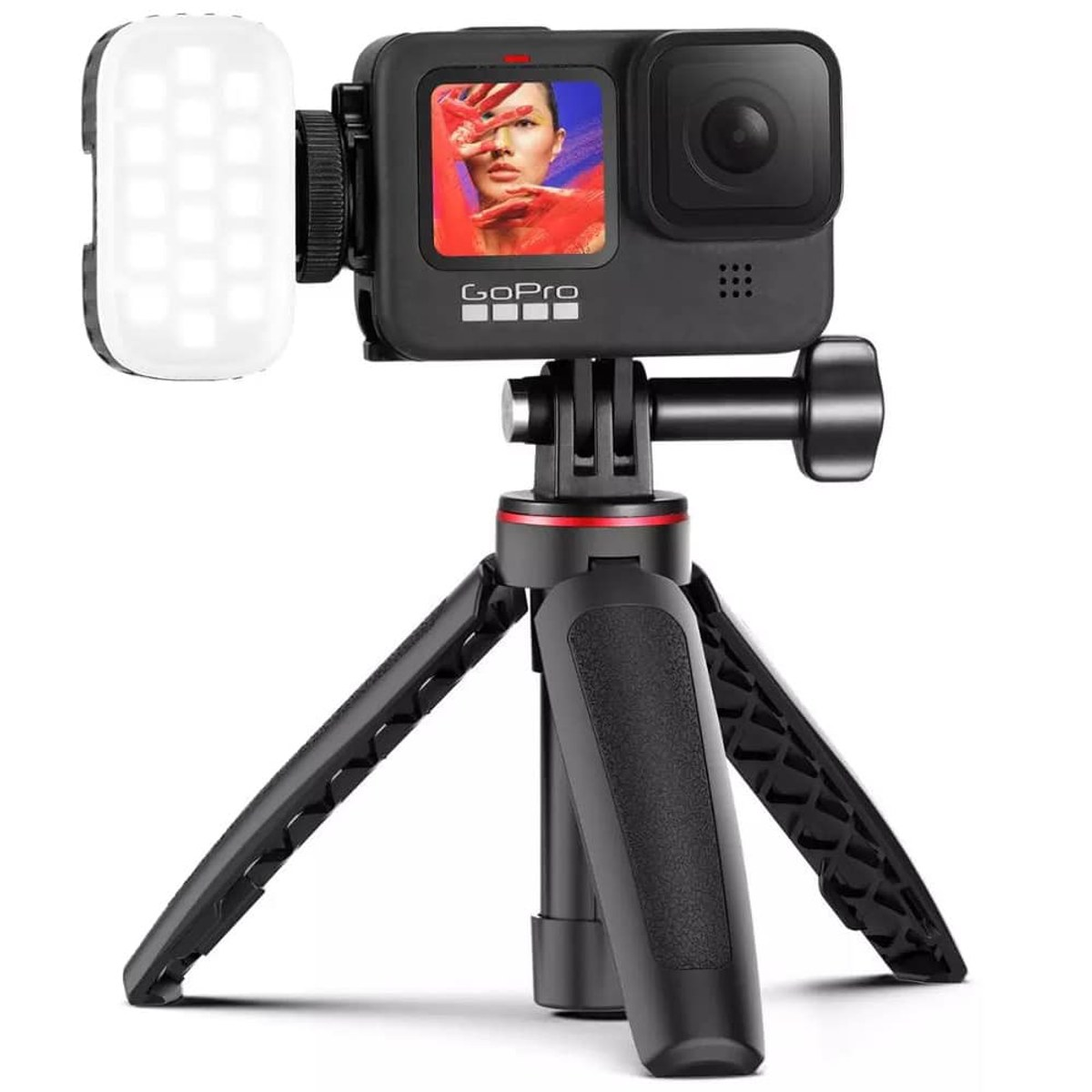 GoPro-Kamera auf einem Mini-Stativ mit LED-Beleuchtung vor weißem Hintergrund.