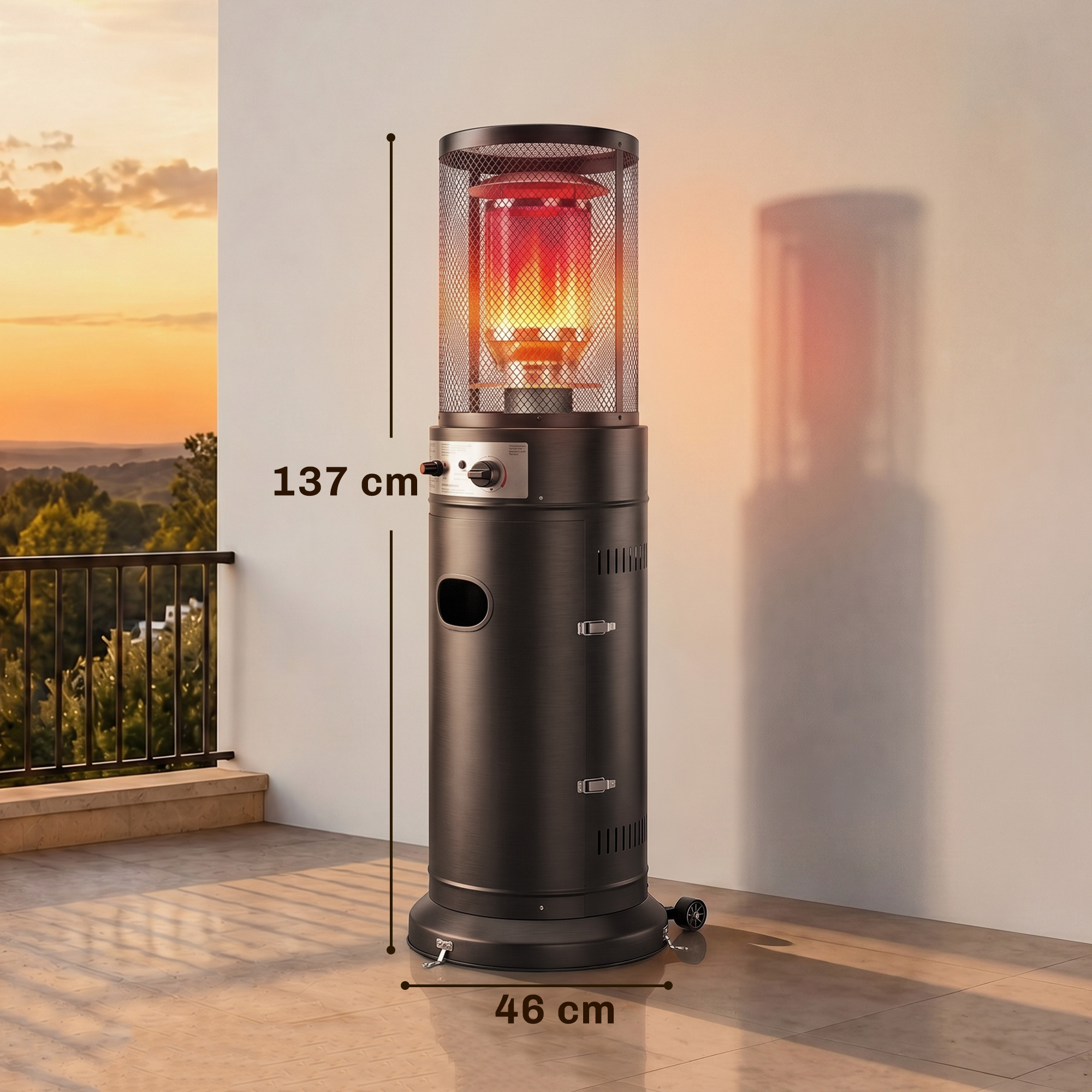Un riscaldatore da patio nero con fiamma visibile su un balcone, dimensioni 137x46 cm.