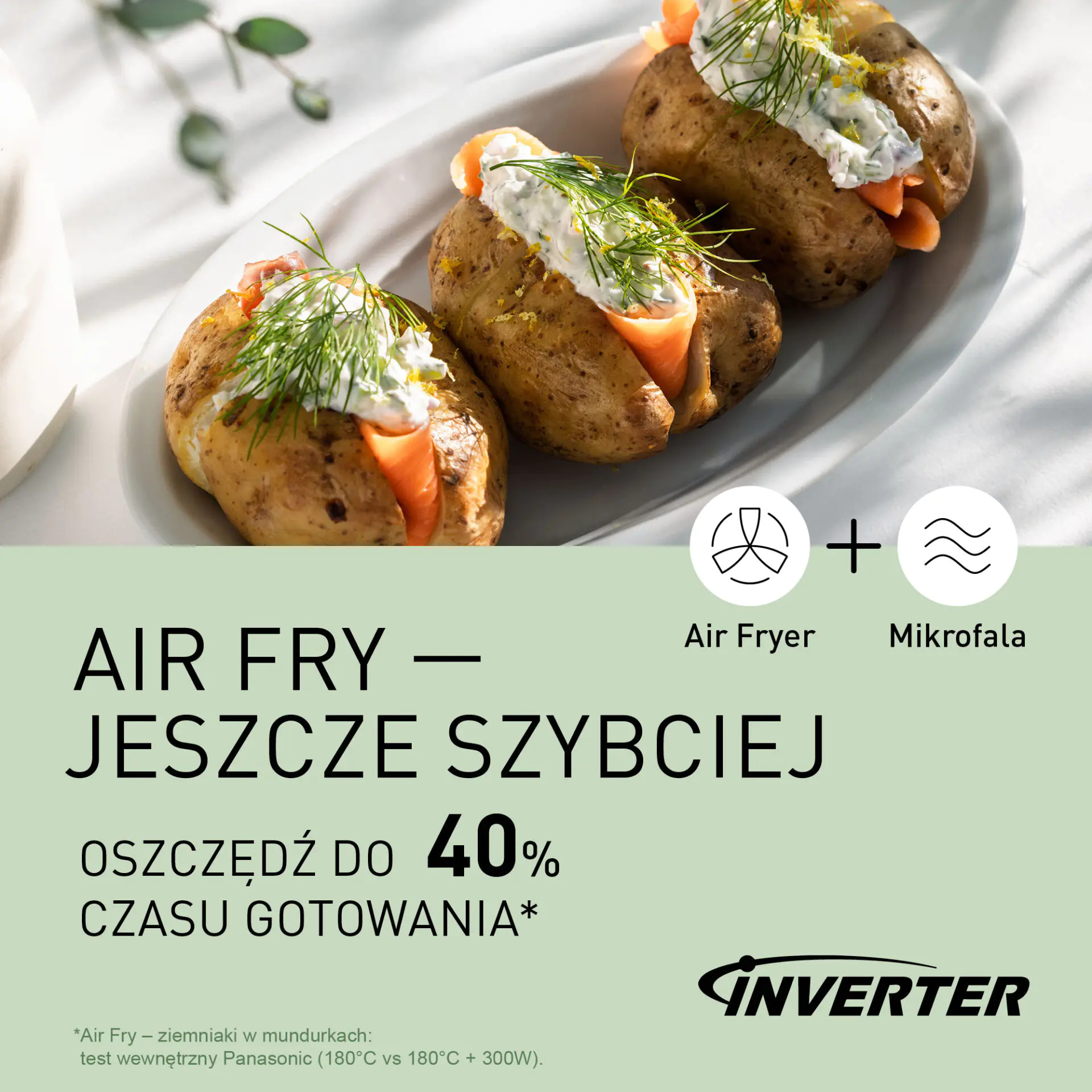 Trzy pieczone ziemniaki z łososiem i twarogiem ziołowym na talerzu, z tekstem o frytkownicy.