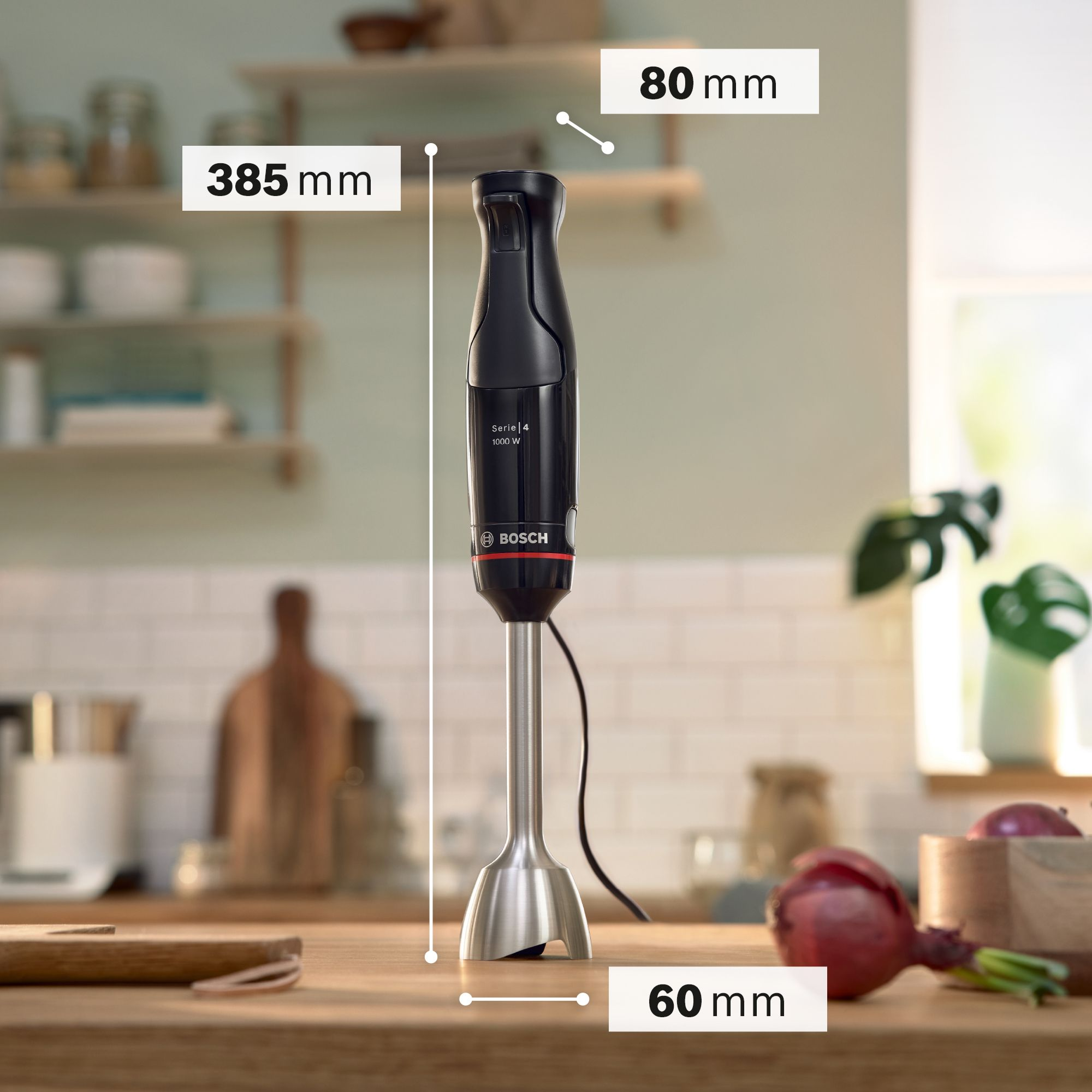 Czarny blender ręczny Bosch na drewnianym blacie kuchennym, z wymiarami 385 mm, 80 mm i 60 mm.