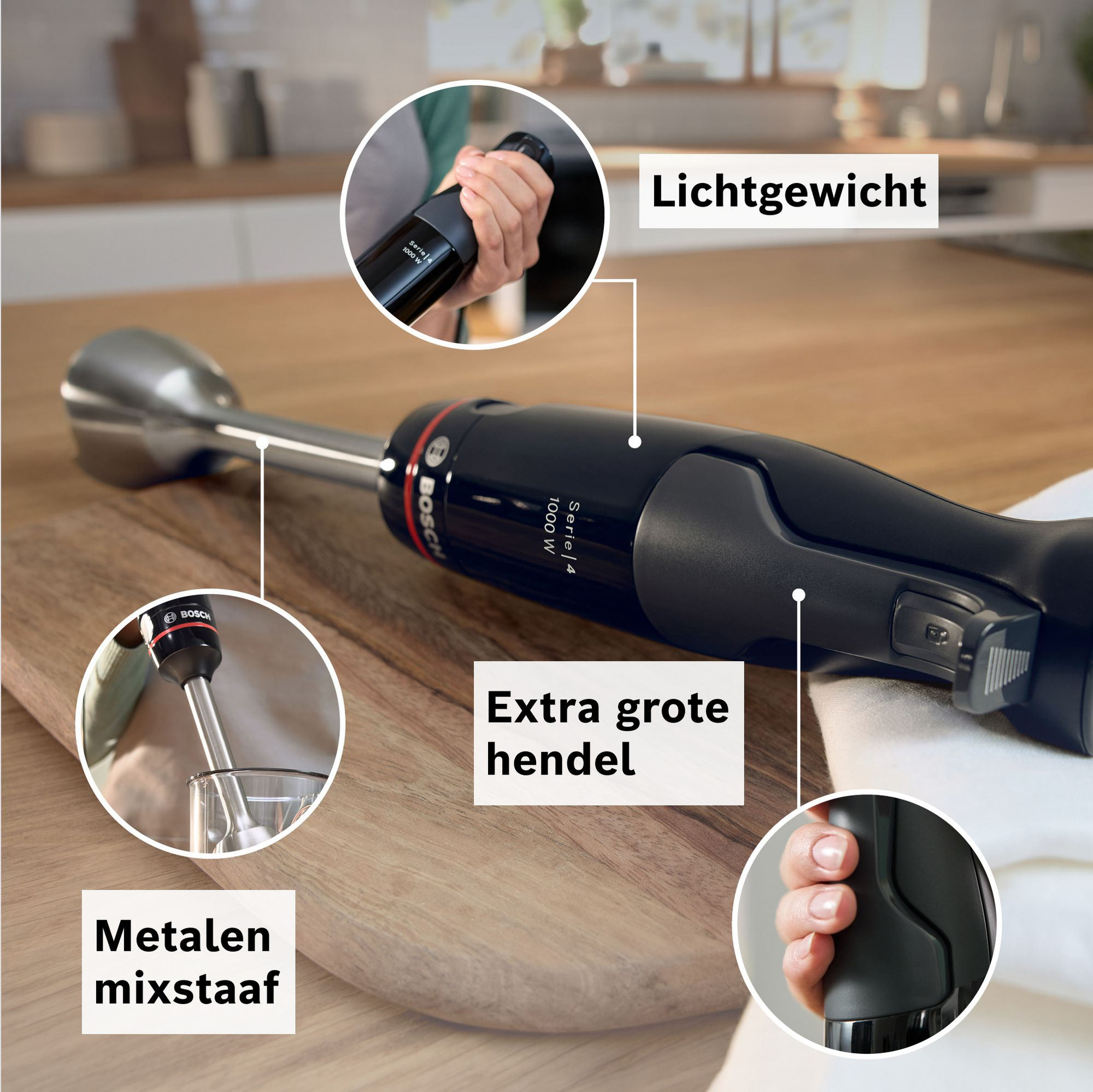 Blender ręczny Bosch na drewnianej desce podkreślający lekkość, metalową końcówkę miksującą i duży uchwyt.
