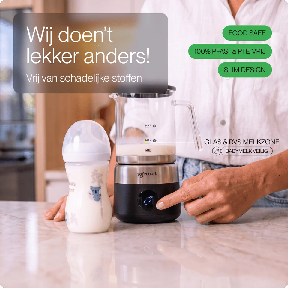 Persoon bedient melkbereider naast een babyfles.