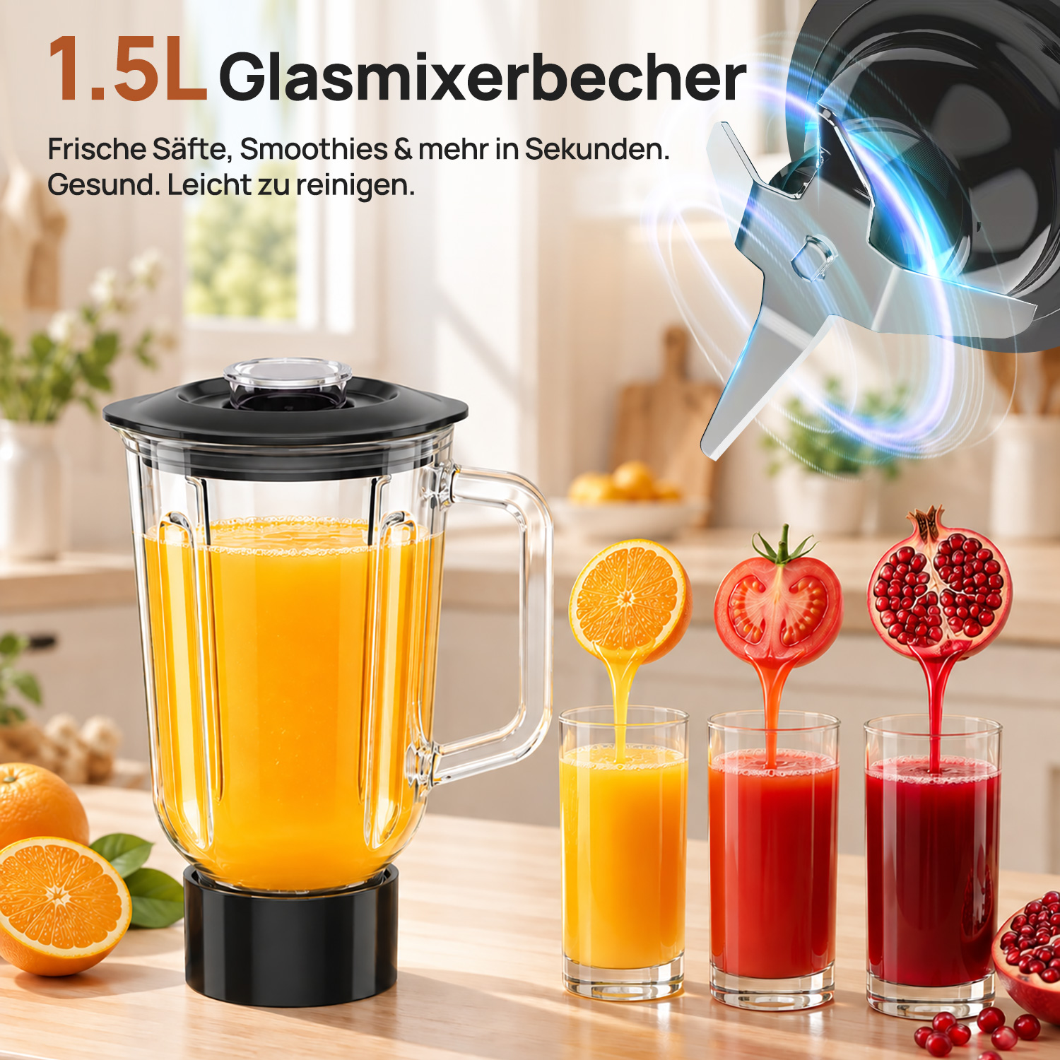 1.5L Glasmixerbecher auf einem Holztisch mit frischen Säften, Smoothies und Früchten in einer Küche.