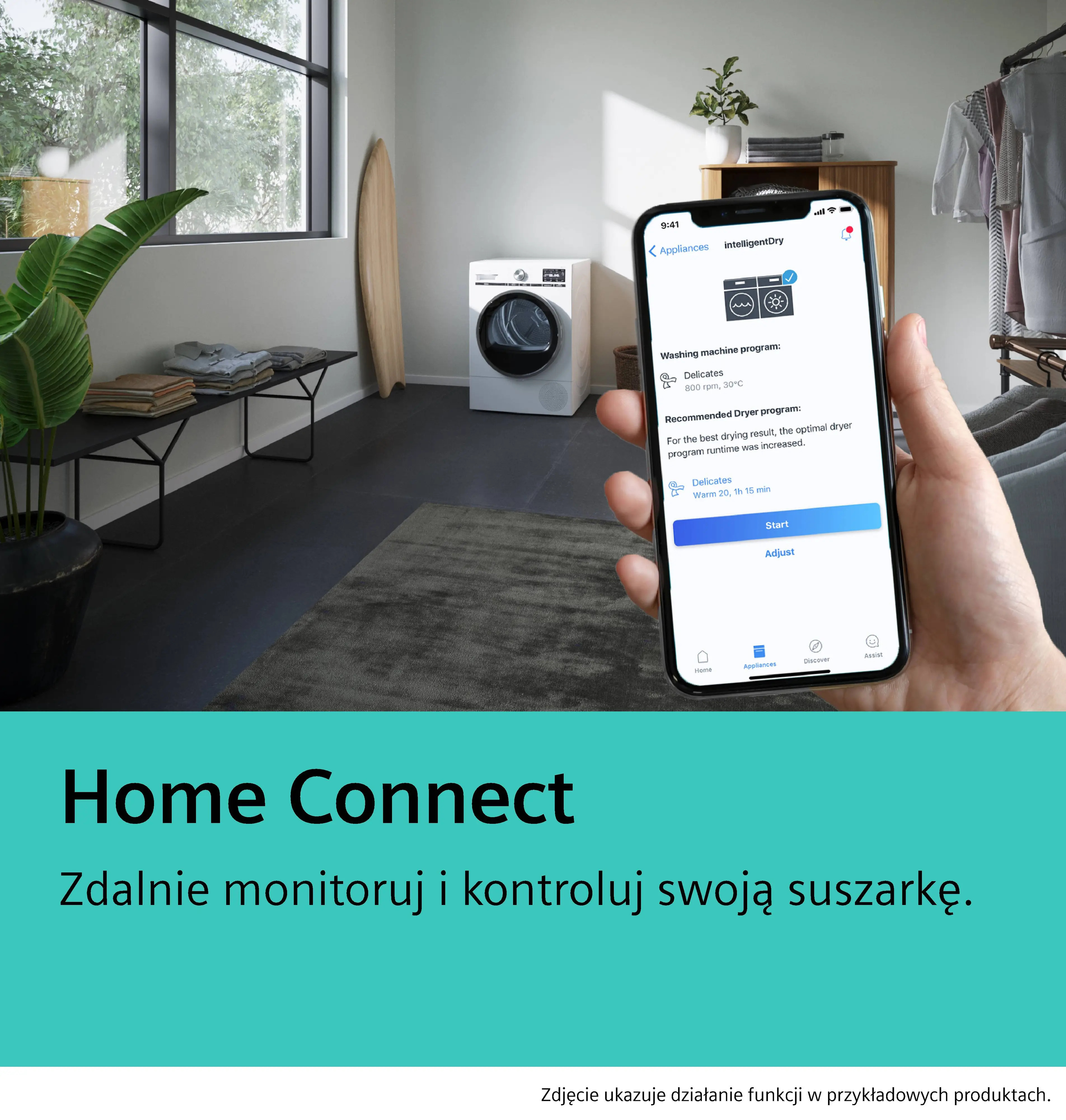 Dłoń trzyma smartfon z aplikacją suszarki, w tle widoczna jest suszarka w pralni.