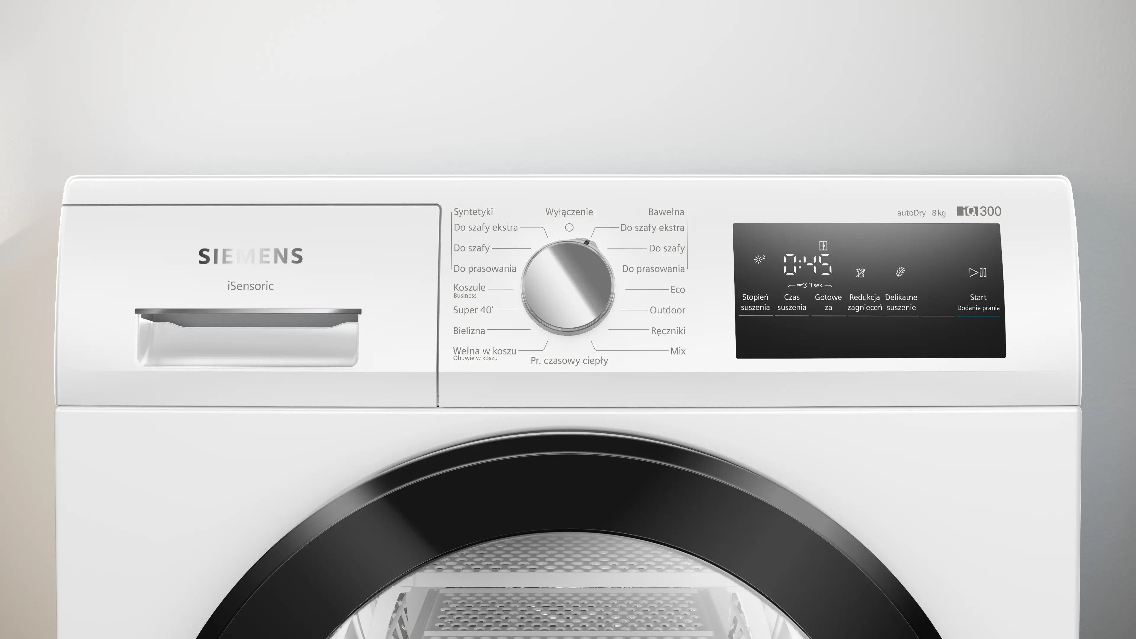 Zbliżenie panelu sterowania białej suszarki Siemens iQ300 z pokrętłem i cyfrowym wyświetlaczem.