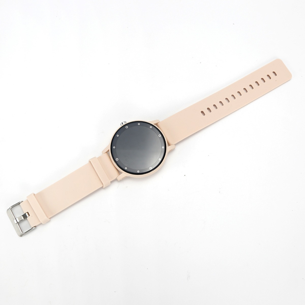 Uno smartwatch beige con schermo nero rotondo e cinturino in silicone su sfondo bianco.