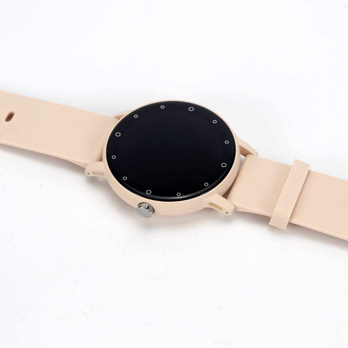 Uno smartwatch rosa con schermo rotondo e cinturino beige su fondo bianco.