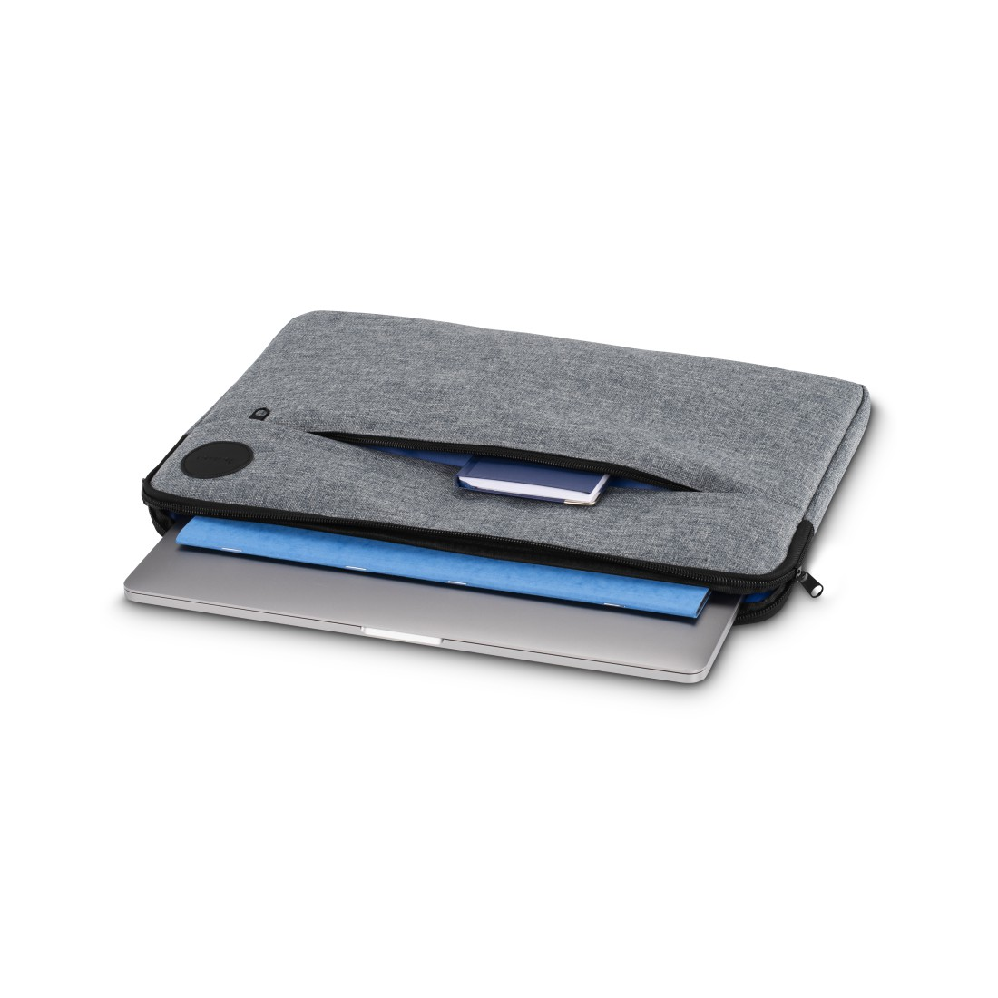 Szare etui na laptopa z otwartym zamkiem, w środku laptop i niebieskie dokumenty.