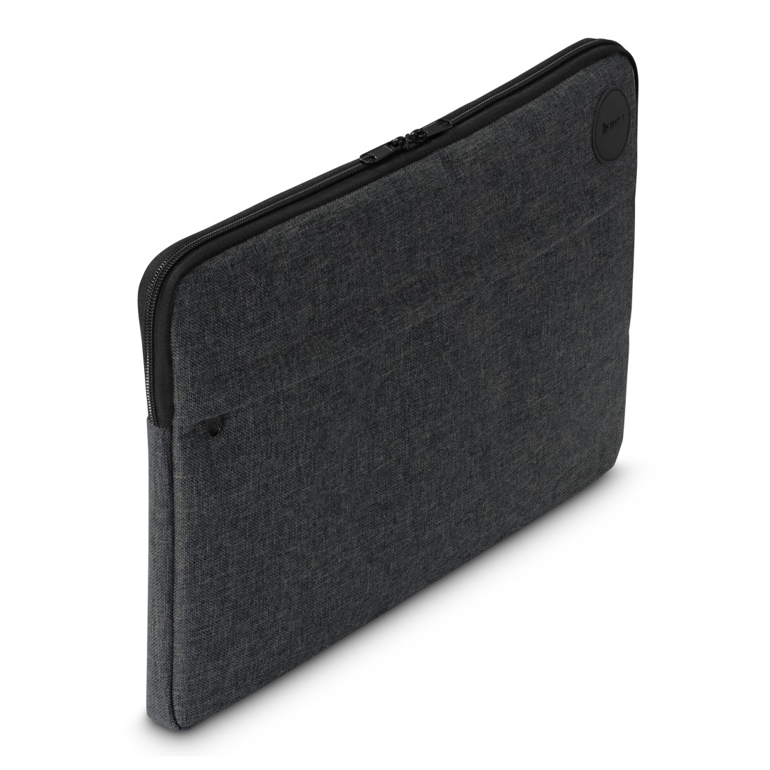 Ciemne, teksturowane etui na laptopa z zamkiem błyskawicznym na białym tle.
