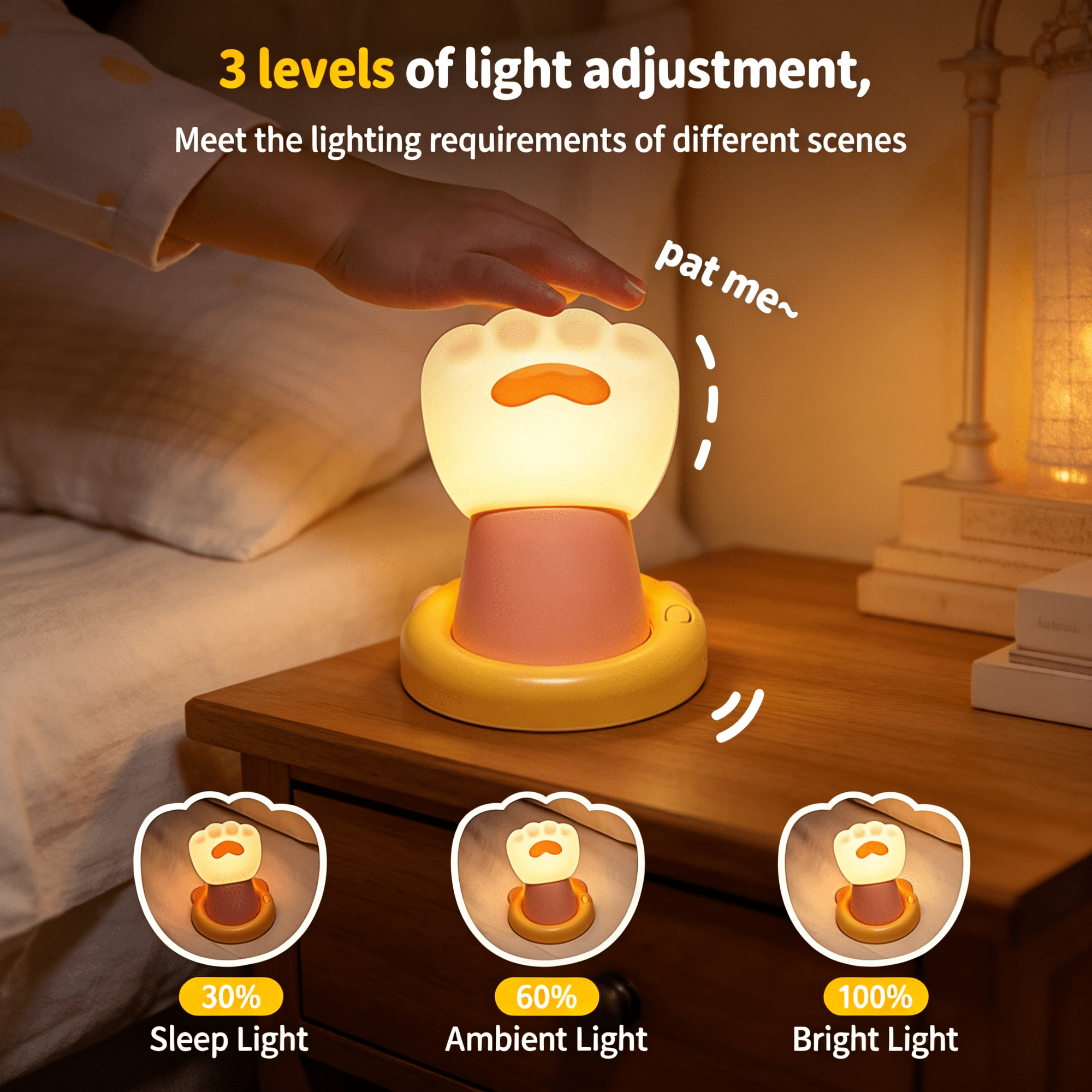 Hand tippt auf eine niedliche Katzenpfoten-Nachtlampe mit drei Helligkeitsstufen auf einem Holznachtisch.