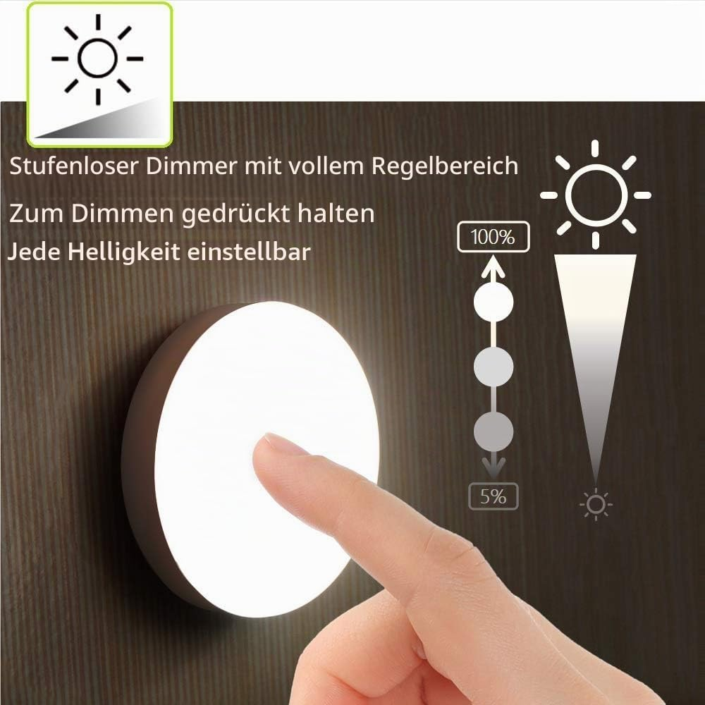 Ein Finger drückt auf einen runden, hell leuchtenden Dimmerschalter an einer Wand.