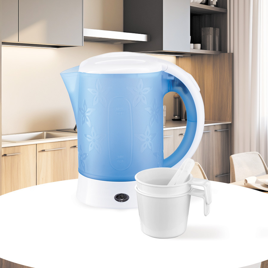 Ein blauer und weißer Wasserkocher und Tassen stehen auf einem weißen Tisch vor einer modernen Küche.
