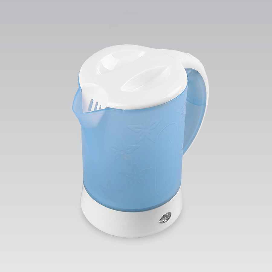Ein blauer und weißer elektrischer Wasserkocher mit Blumenmuster auf neutralem Hintergrund.