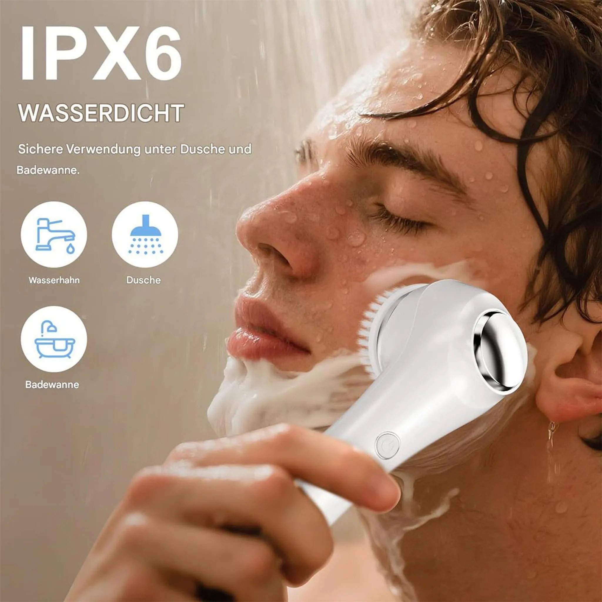 Ein Mann benutzt eine wasserdichte Gesichtsreinigungsbürste unter der Dusche.
