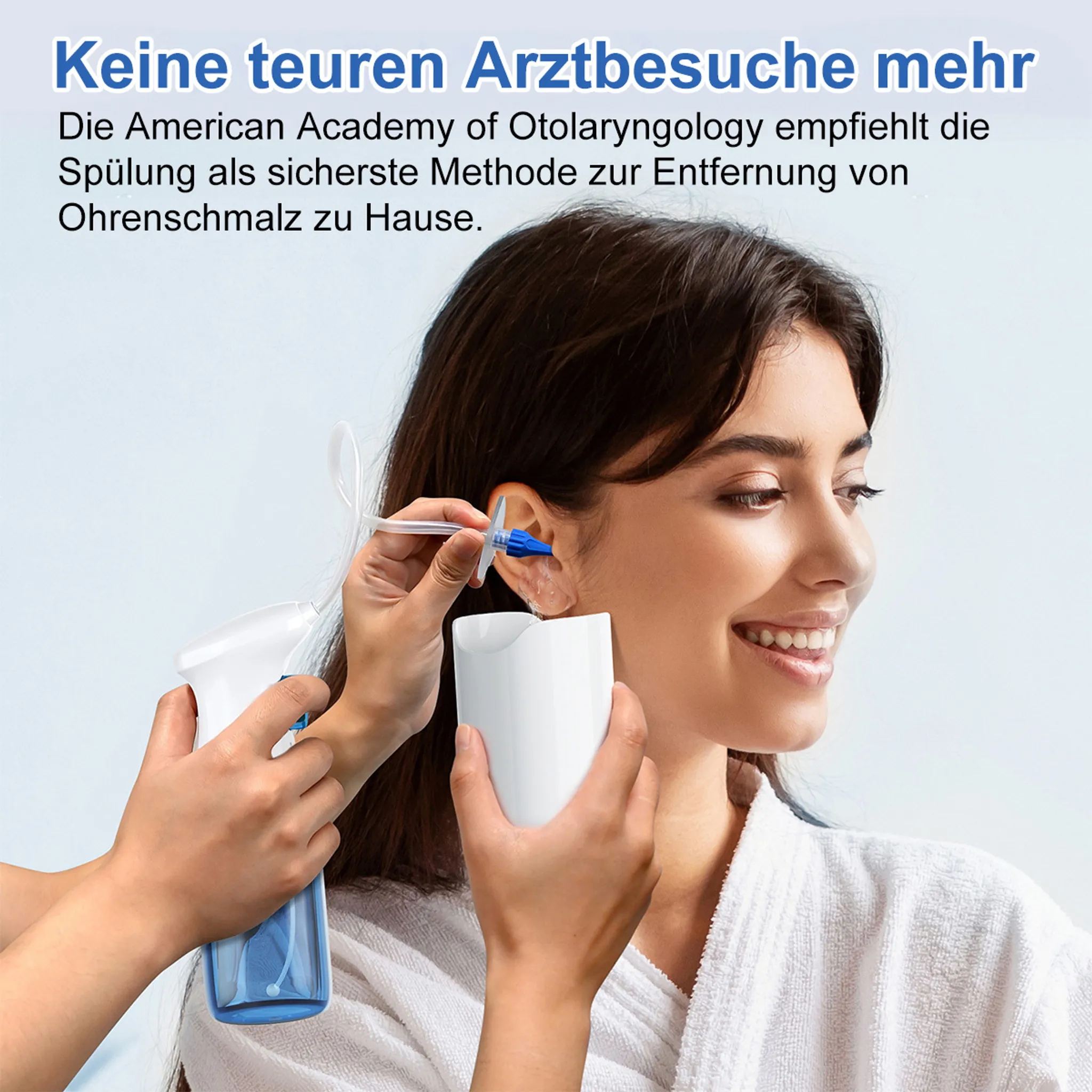 Eine Frau nutzt ein blau-weißes Ohrreinigungsgerät und hält einen weißen Becher unter ihr Ohr vor hellem Hintergrund.
