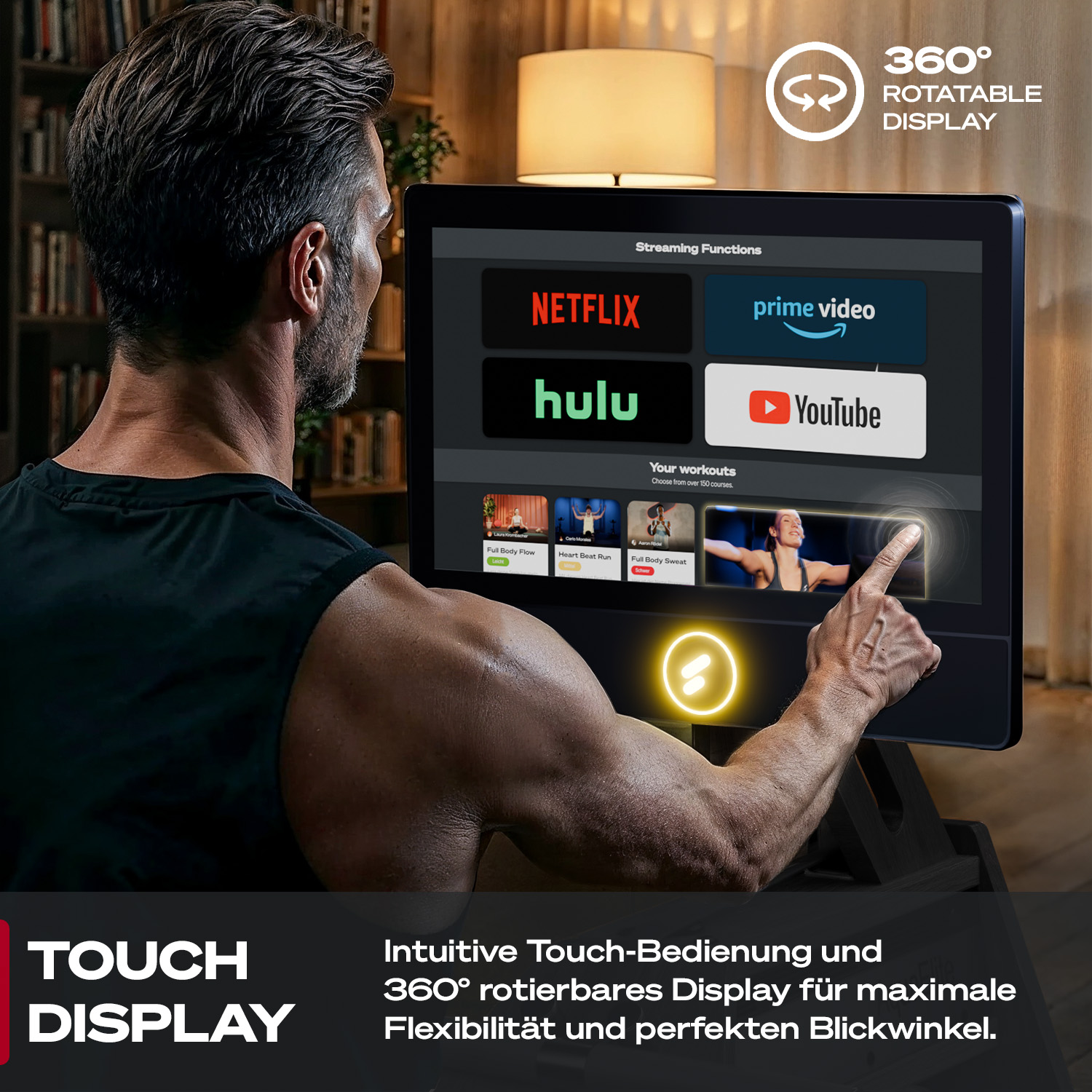 Ein Mann berührt den Touchscreen eines Fitnessgeräts mit Streaming-Apps in einem Wohnzimmer.